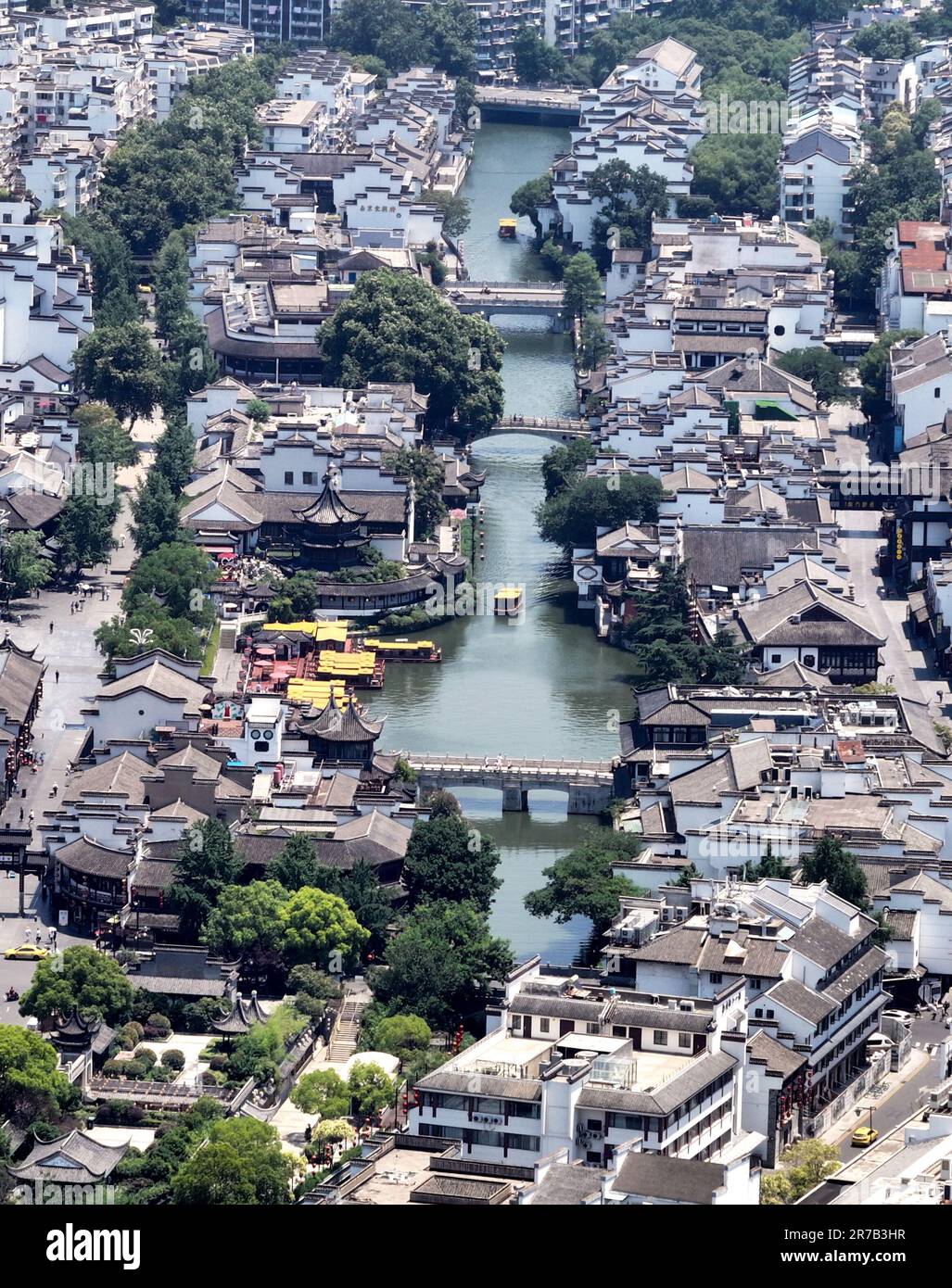 Nanjing. 9th giugno, 2023. Questa foto aerea scattata il 9 giugno 2023 mostra una vista dell'area panoramica del Tempio Fuzi (Confucio) e del paesaggio lungo il fiume Qinhuai a Nanjing, nella provincia di Jiangsu della Cina orientale. Nanjing, la capitale di sei dinastie nell'antica Cina, ha un ricco accumulo culturale e paesaggi culturali unici. Credit: Yang Lei/Xinhua/Alamy Live News Foto Stock