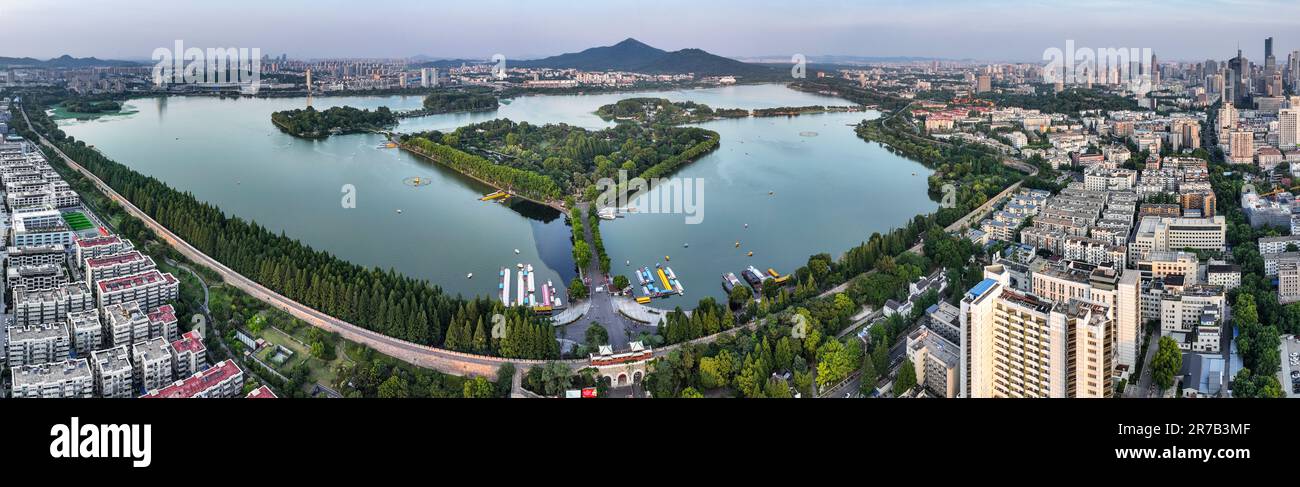 Nanjing. 9th giugno, 2023. Questa foto aerea scattata il 9 giugno 2023 mostra una vista del Lago Xuanwu e del Monte Zijin a Nanjing, nella provincia di Jiangsu della Cina orientale. Nanjing, la capitale di sei dinastie nell'antica Cina, ha un ricco accumulo culturale e paesaggi culturali unici. Credit: Yang Lei/Xinhua/Alamy Live News Foto Stock