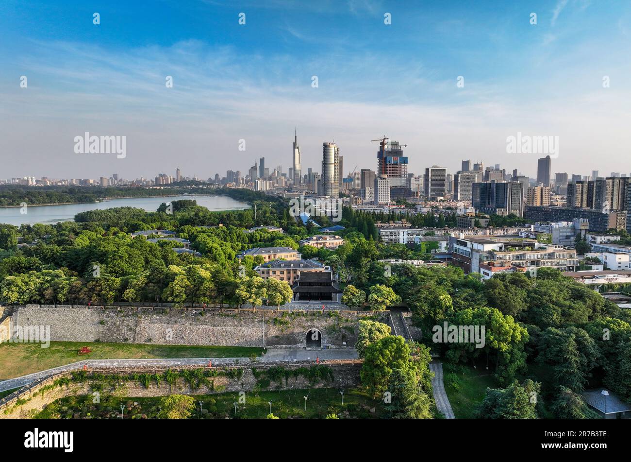Nanjing. 9th giugno, 2023. Questa foto aerea scattata il 9 giugno 2023 mostra una vista della porta di Shence sulle mura cittadine della Dinastia Ming (1368-1644) e del Lago Xuanwu a Nanjing, nella provincia di Jiangsu della Cina orientale. Nanjing, la capitale di sei dinastie nell'antica Cina, ha un ricco accumulo culturale e paesaggi culturali unici. Credit: Yang Lei/Xinhua/Alamy Live News Foto Stock