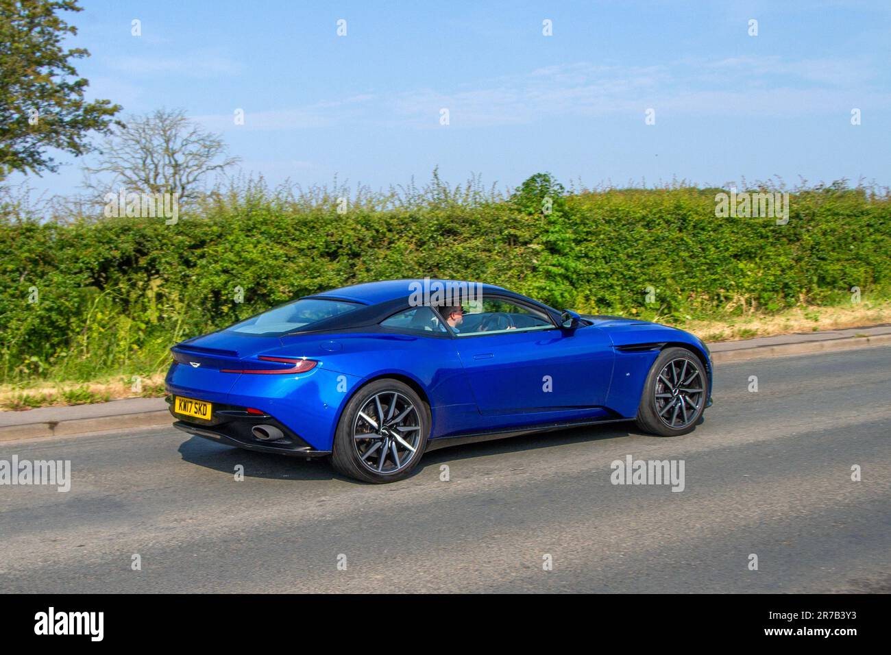 2017 Blue Aston Martin Db11 V12 Auto V12 Touchtronic Auto Start/Stop Car Coupe benzina 5204 cc, alimentato da un nuovissimo motore 5.204cc (5,2 L; 317,6 cu in) bicilindrico V12 chiamato AE3; al Classic & Performance Motor Show a Hoghton Tower; Supercar Showtime Giugno 2023 Foto Stock