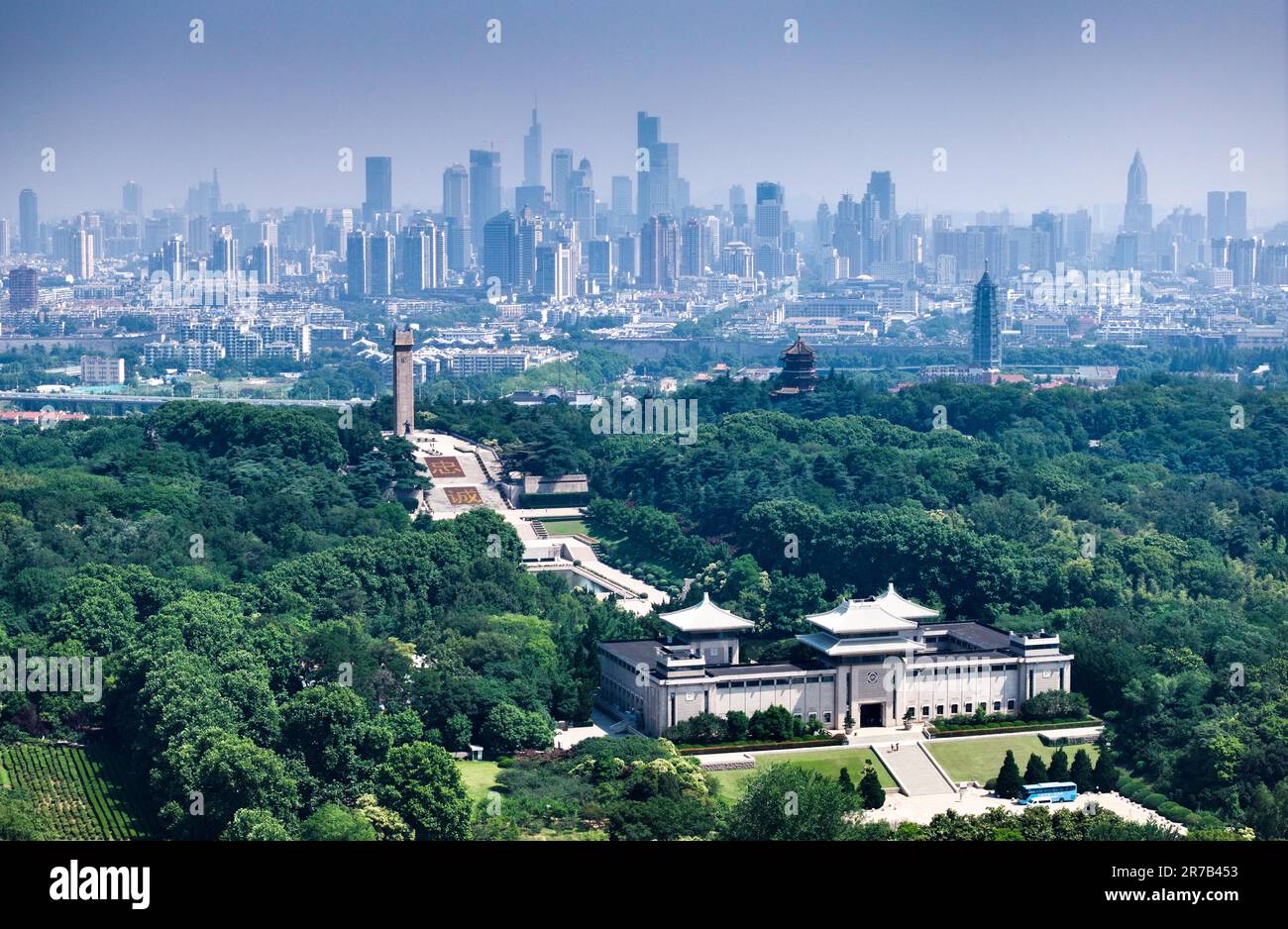 Nanjing. 9th giugno, 2023. Questa foto aerea scattata il 9 giugno 2023 mostra una vista del parco commemorativo dei martiri di Yuhuatai a Nanjing, nella provincia di Jiangsu della Cina orientale. Nanjing, la capitale di sei dinastie nell'antica Cina, ha un ricco accumulo culturale e paesaggi culturali unici. Credit: Yang Lei/Xinhua/Alamy Live News Foto Stock