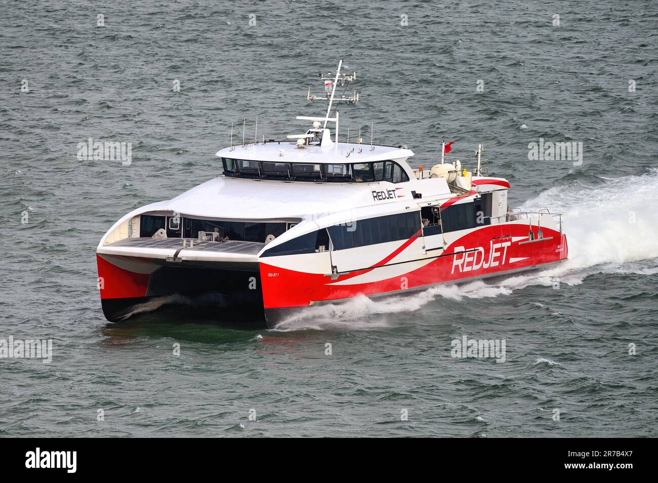 Red Jet 7 è un catamarano ad alta velocità gestito da Red Funnel sulla sua rotta Southampton-Cowes. Foto Stock