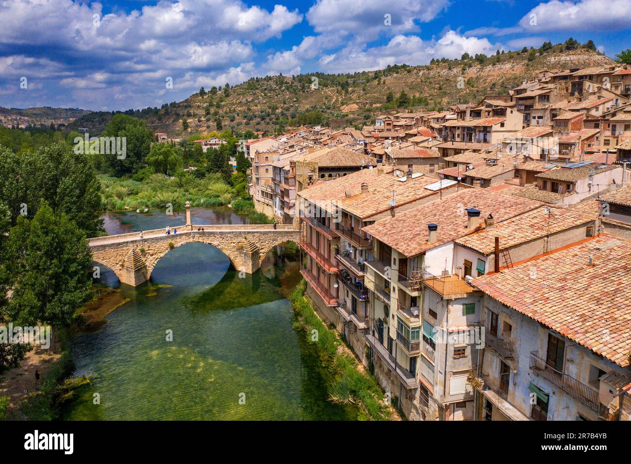 Veduta aerea del villaggio di Valderrobles, Teruel, Matarraña, Els Ports, Aragona, Spagna. Chiesa cristiana di Valderrobres Santa María la Mayor, monume gotico Foto Stock