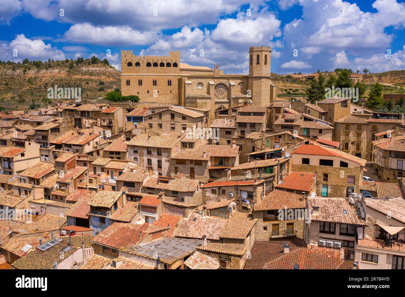 Veduta aerea del villaggio di Valderrobles, Teruel, Matarraña, Els Ports, Aragona, Spagna. Chiesa cristiana di Valderrobres Santa María la Mayor, monume gotico Foto Stock