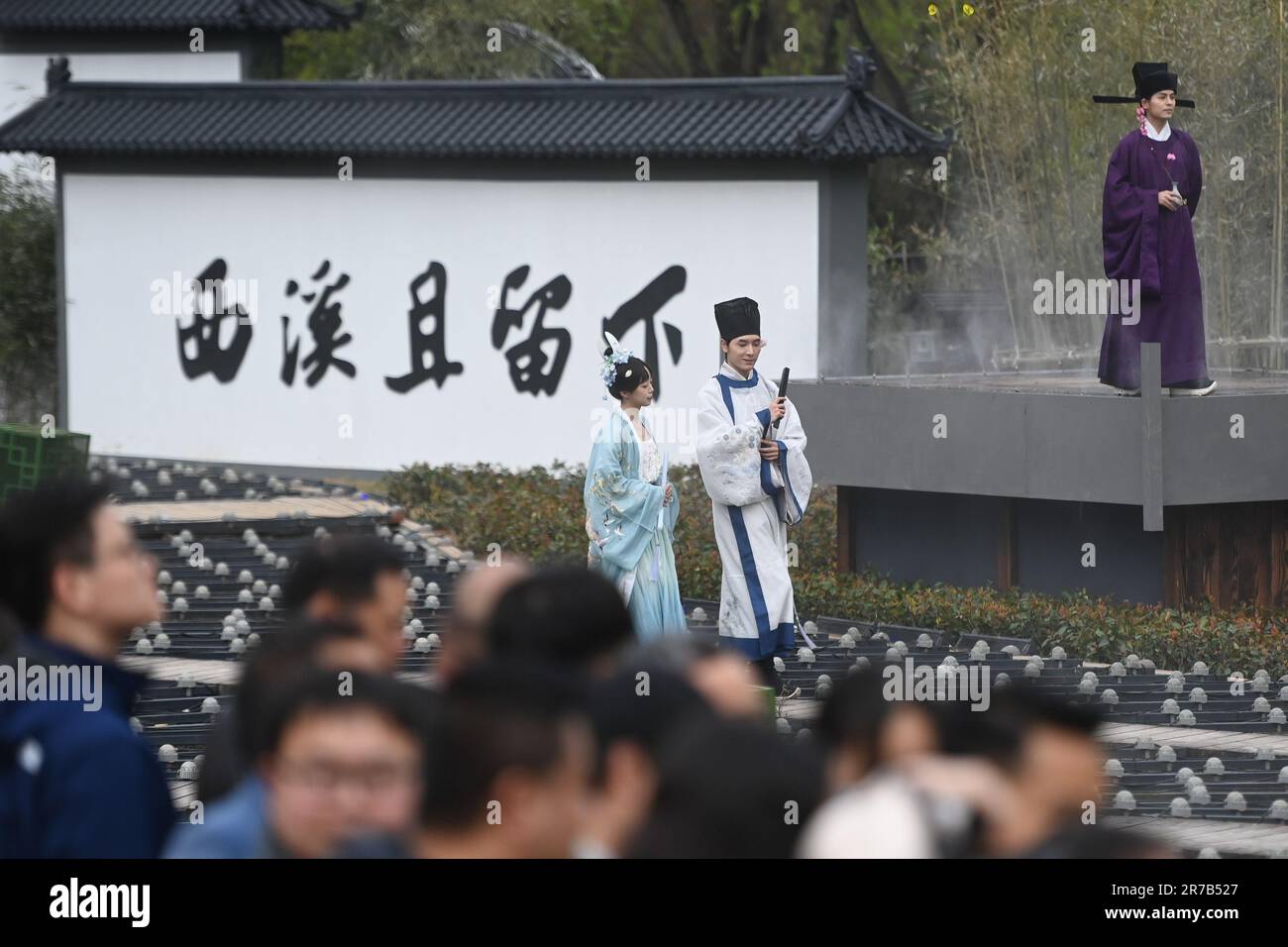 (230614) -- HANGZHOU, 14 giugno 2023 (Xinhua) -- Una performance si svolge durante un evento culturale a Xixi Wetland, Hangzhou, capitale della Provincia di Zhejiang della Cina orientale, 18 marzo 2023. Hangzhou, con il suo ricco patrimonio culturale e la bellezza naturale mozzafiato, si è affermata come una città da non perdere per gli appassionati di viaggi. (Xinhua/Huang Zongzhi) Foto Stock