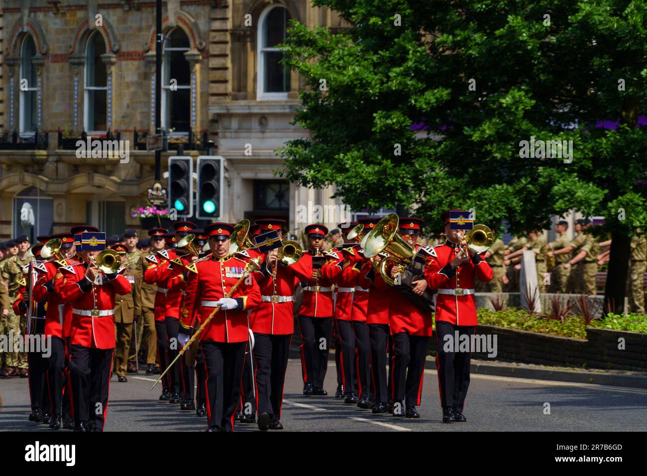 La British Army Band Catterick sta guidando la marcia della libertà a Harrogate, Regno Unito. La band marca in formazione, suonando musica patriottica. Foto Stock