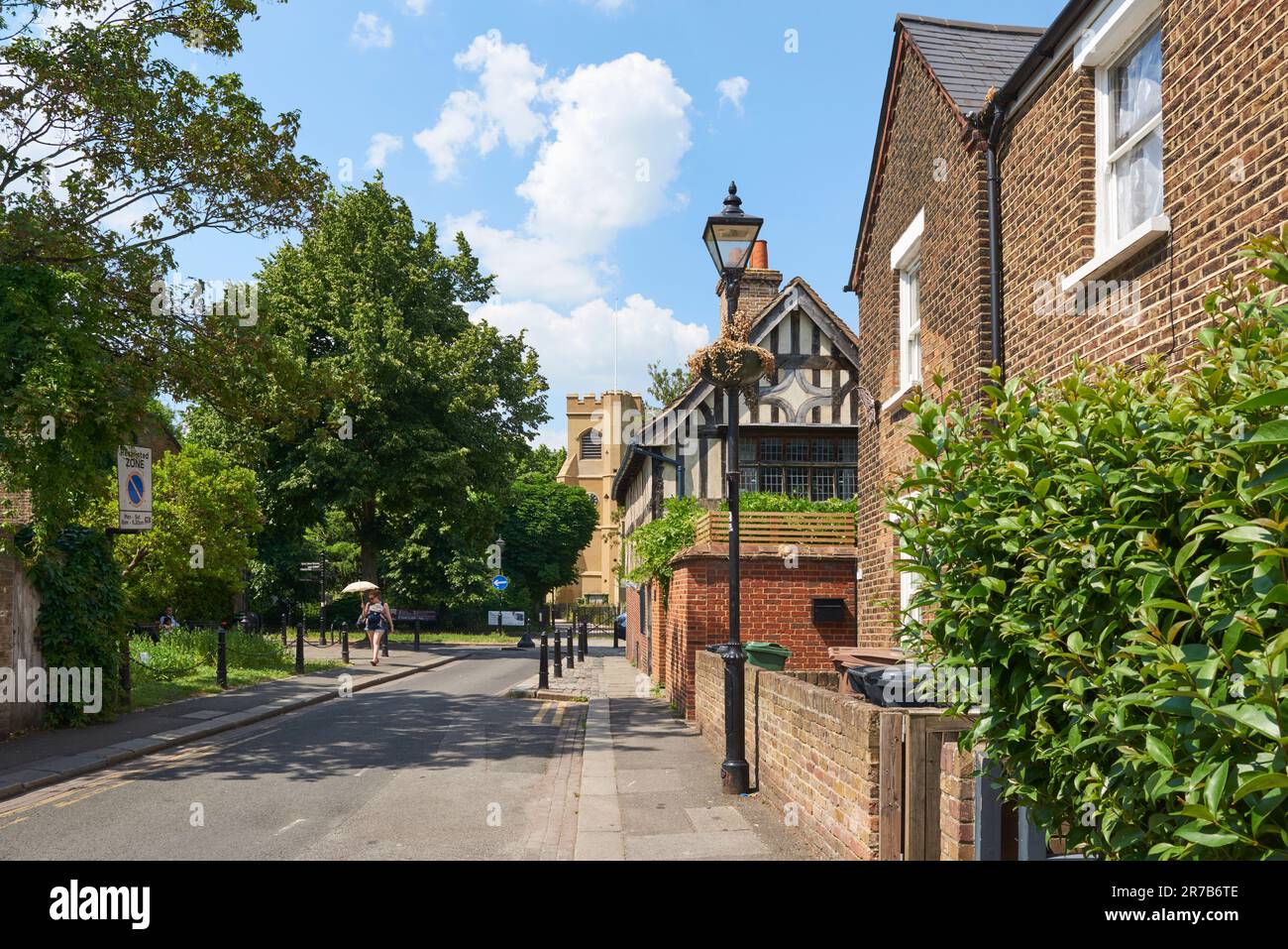 Orford Road, Walthamstow Village, Londra, Regno Unito, in estate, guardando verso l'Antica Casa e la torre della chiesa di St Mary Foto Stock