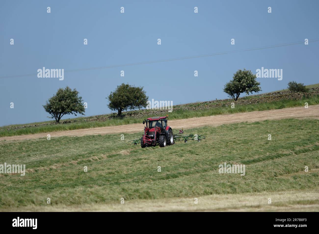 Greenlaw, Regno Unito. 14th giugno, 2023. Grass Demo Day, giornata di dimostrazione con CASE IH & KRONE Agriculture a Rumbleton Law, Greenlaw. G Marshall Tractors Ltd ha ospitato l'evento dimostrativo sotto la luce del sole nello Scottish Borders Credit: Rob Gray/Alamy Live News Foto Stock