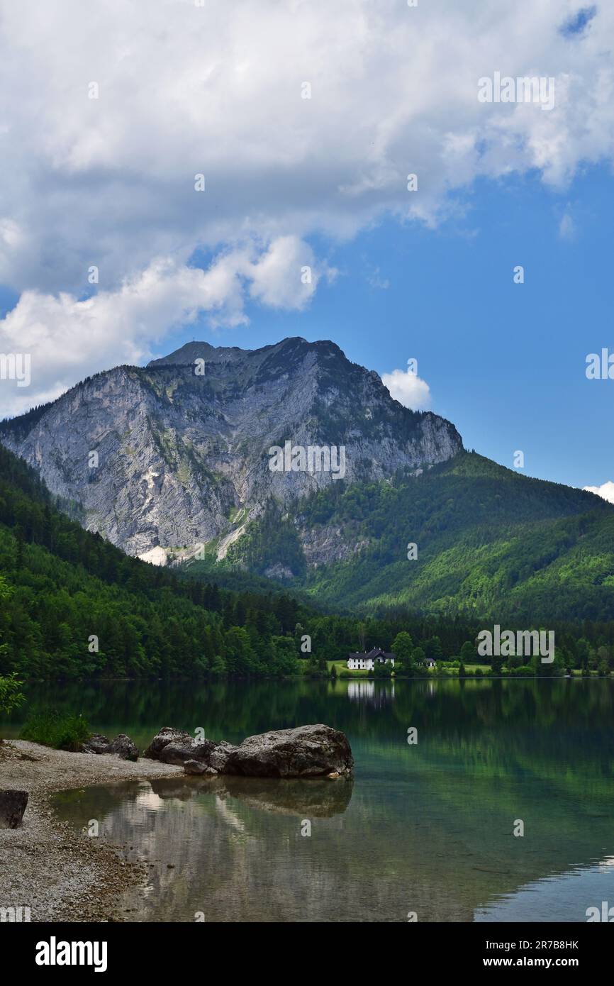 Vorderer Langbathsee in una bella giornata estiva, verticale Foto Stock