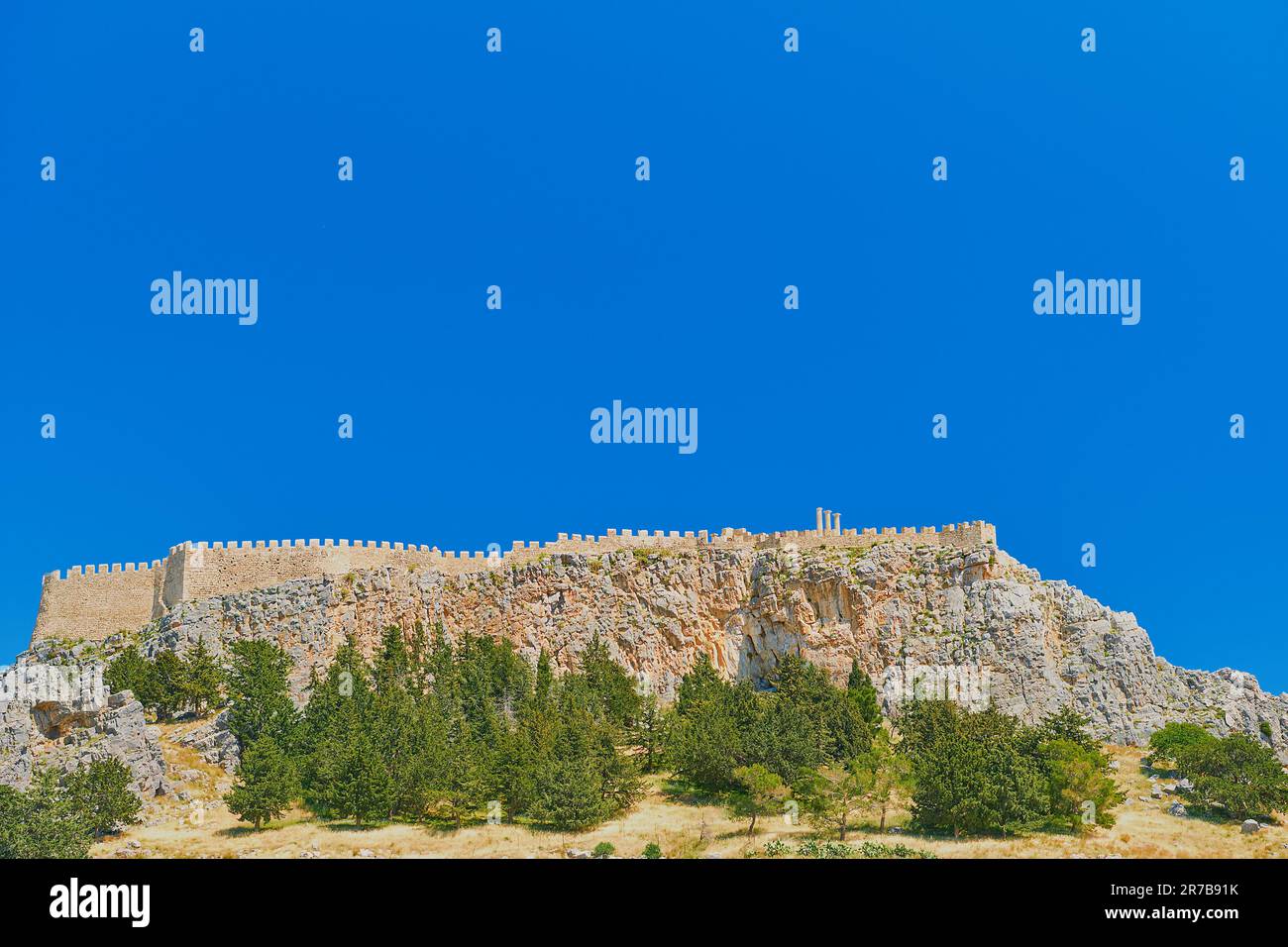 Vista sull'Acropoli di Lindos, Rodi è famosa per i suoi siti storici e le sue splendide spiagge. Isole greche dell'arcipelago del Dodecaneso, Europa Foto Stock