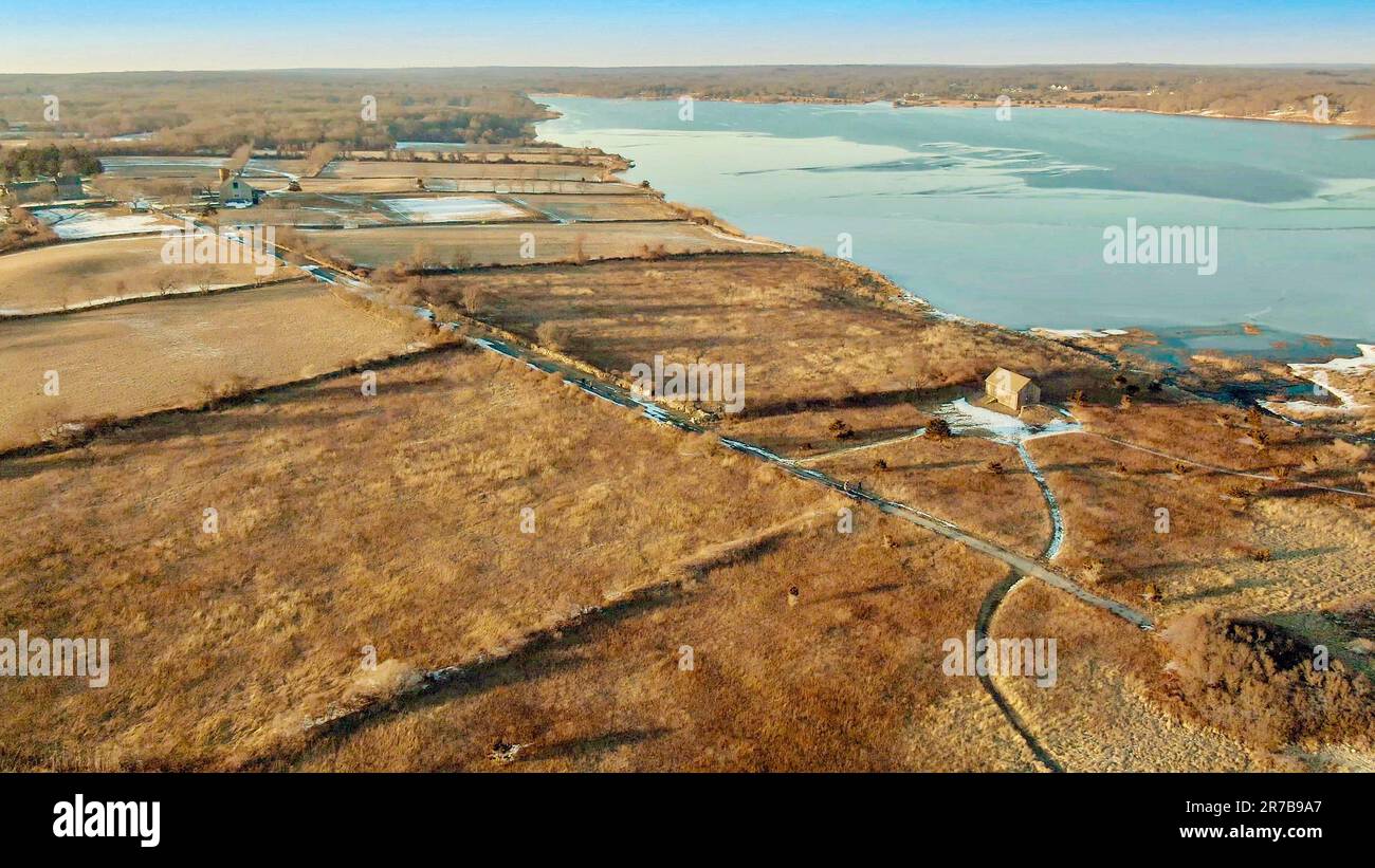Una vista aerea dei campi vicino a uno stagno a Little Compton, Rhode Island Foto Stock