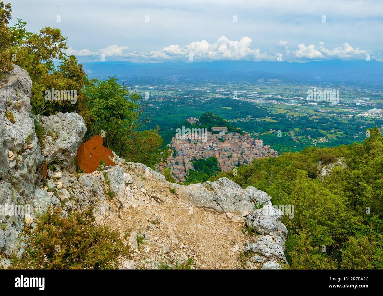 PATRICA (Italia) - veduta del Sentiero di Dante Alighieri nella città medievale di Patrica, fino alla cima del Monte Cacume, sui Monti Lepini Foto Stock