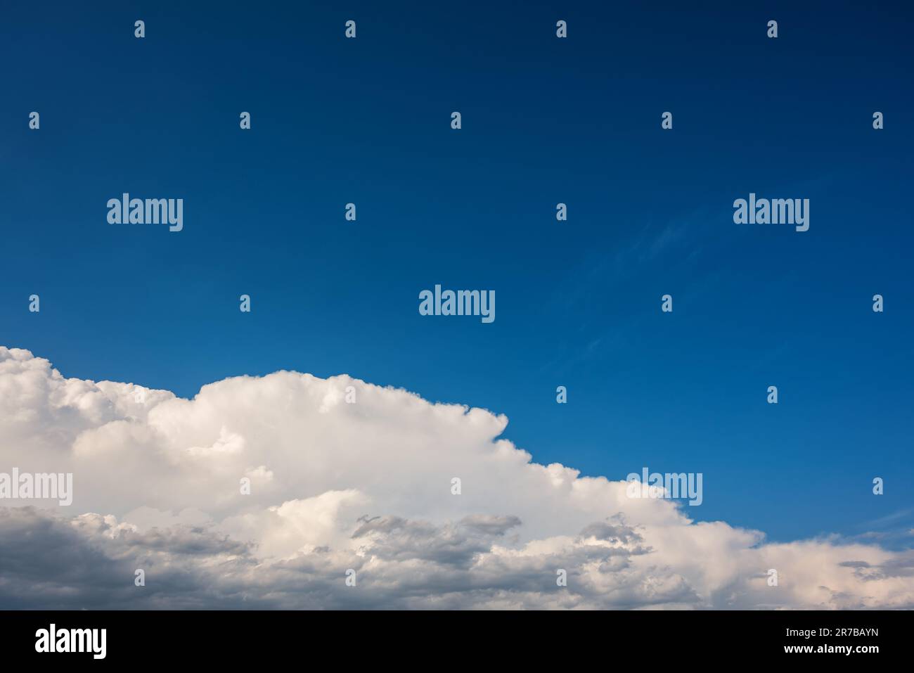 Paesaggio di un bel cielo blu coperto di cumulonimbus nuvole in un pomeriggio estivo. Natura incontaminata. Foto Stock