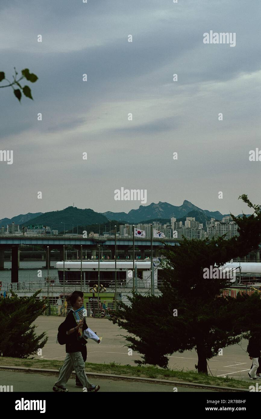 Vista delle montagne e del fiume Han dal Parco Yeouido a Seoul, Corea del Sud. Foto Stock