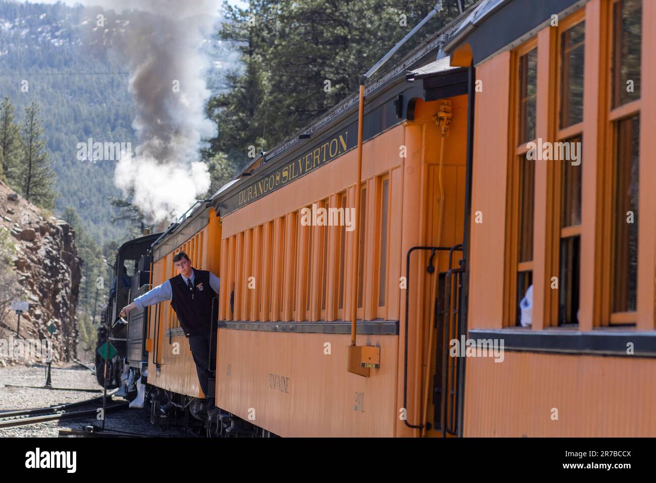 La ferrovia a scartamento ridotto Durango & Silverton trasporta i passeggeri attraverso il paesaggio montano della San Juan National Forest in Colorado. Foto Stock