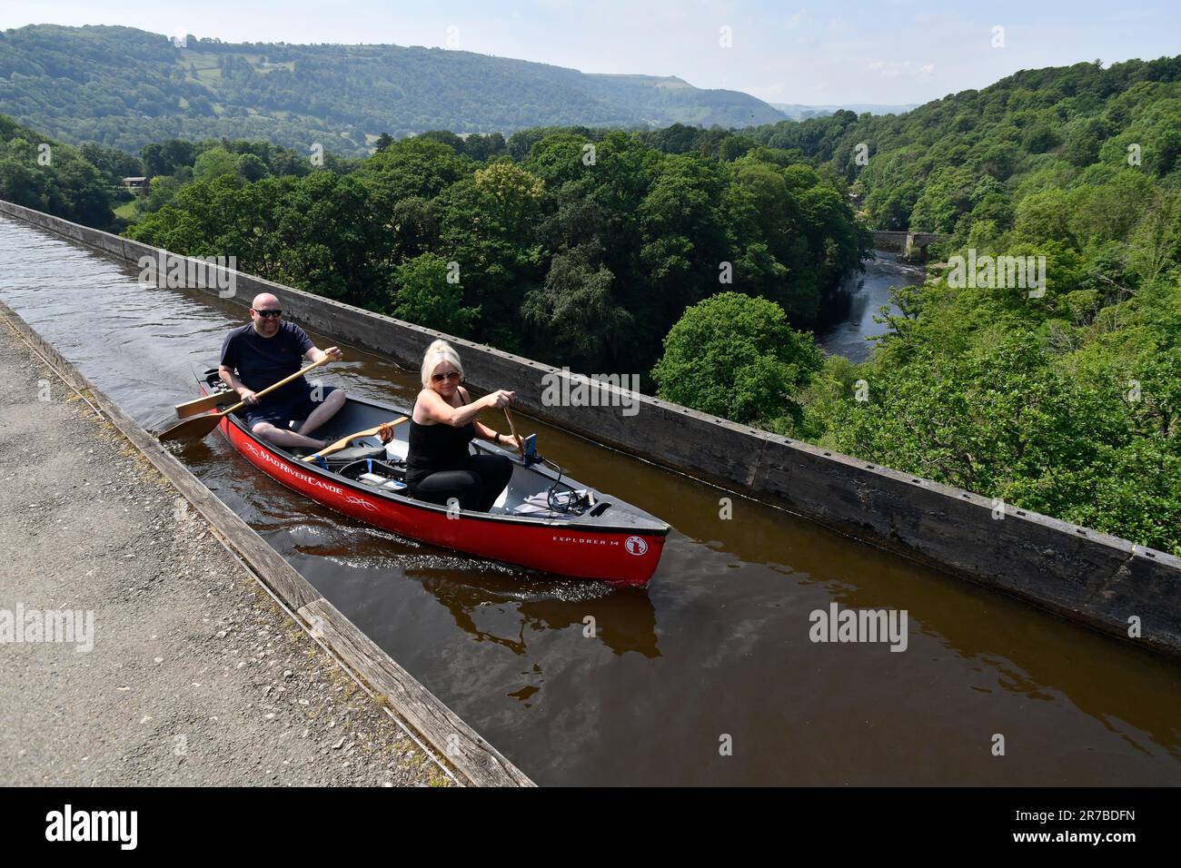 Coppia in canoa attraversando il fiume Dee attraverso l'acquedotto di Pontcysyllte costruito da Thomas Telford a Froncysyllte vicino a Wrexham Foto Stock