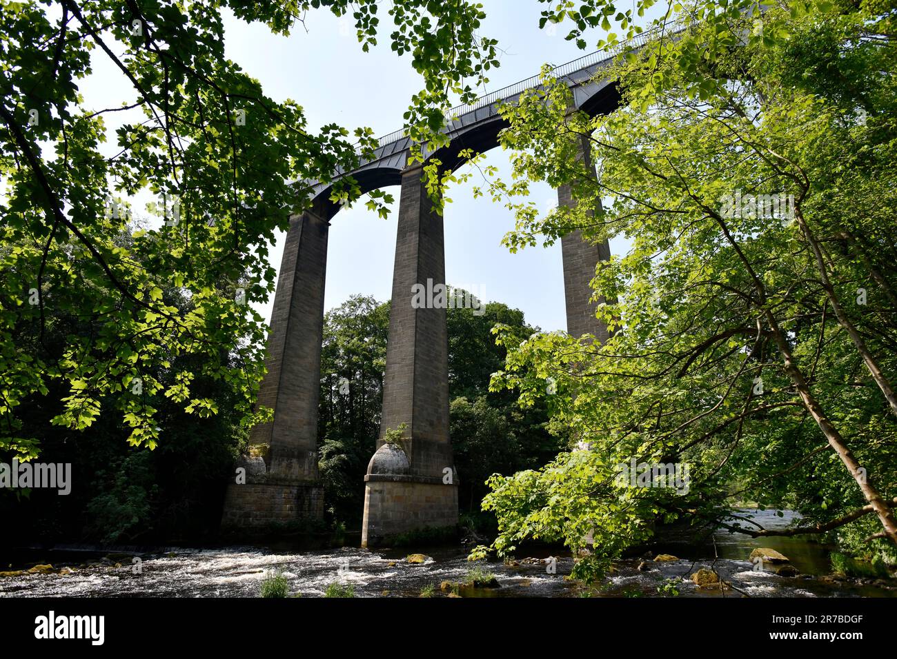 Il fiume Dee e Pontcysyllte Aqueduct costruito da Thomas Telford a Froncysyllte vicino Wrexham Foto Stock
