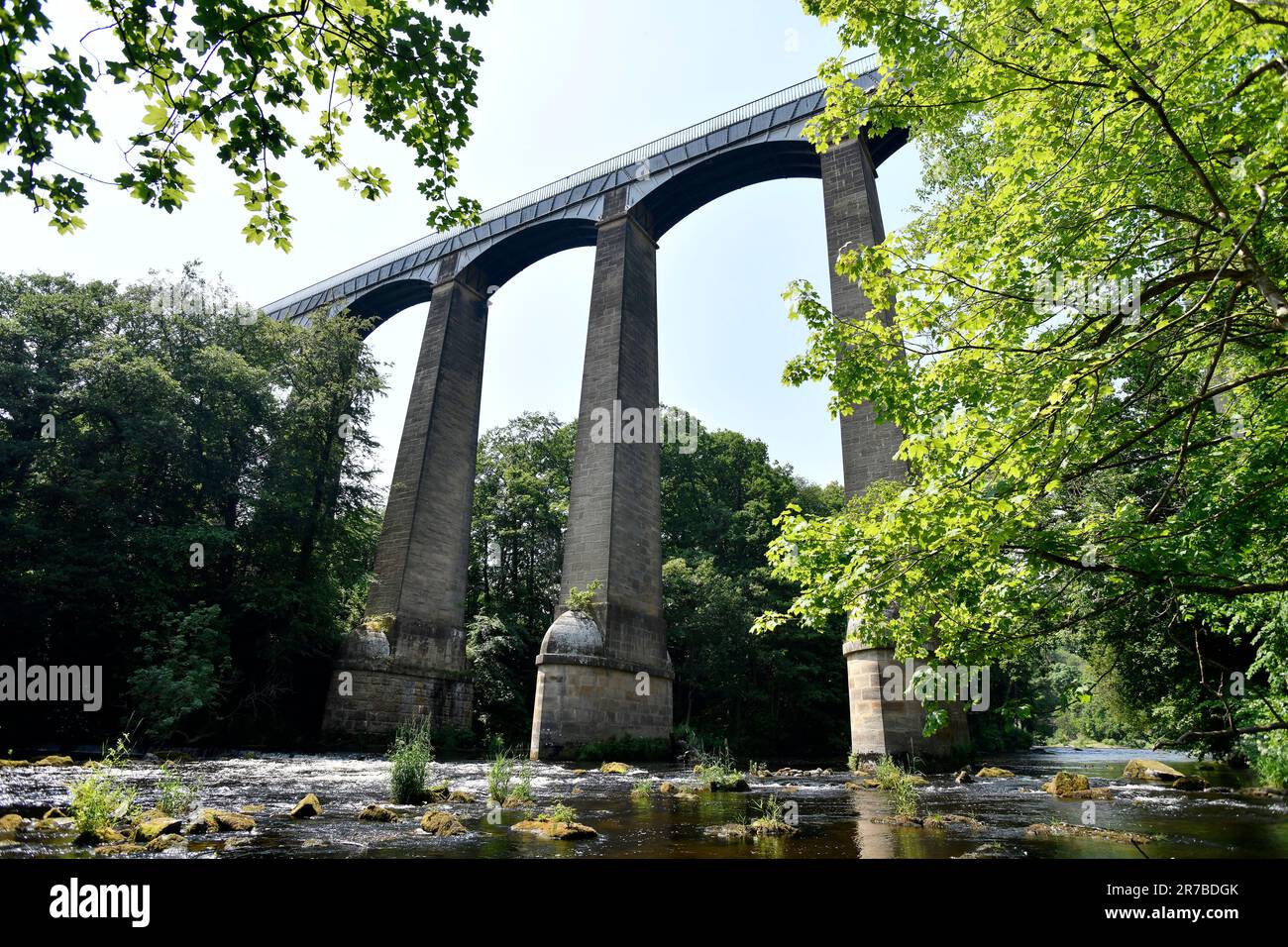 Il fiume Dee e Pontcysyllte Aqueduct costruito da Thomas Telford a Froncysyllte vicino Wrexham Foto Stock