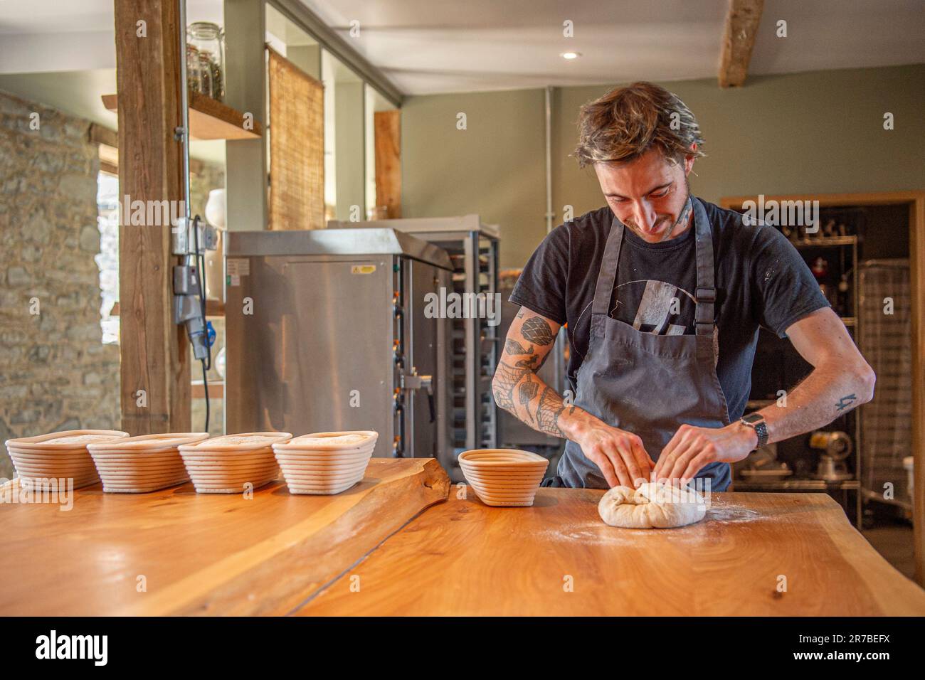 baker e pasticciere Zak Poulot nella nuova panetteria Foto Stock