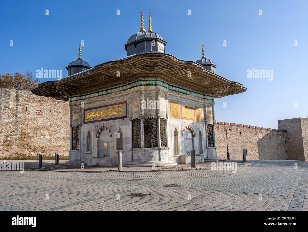 ISTANBUL, TURCHIA - DICEMBRE 5: Fontana di Ahmed III La fontana è stata costruita nel 1728. Si trova tra Hagia Sophia e l'entrata del Palazzo Topkapi, Istan Foto Stock
