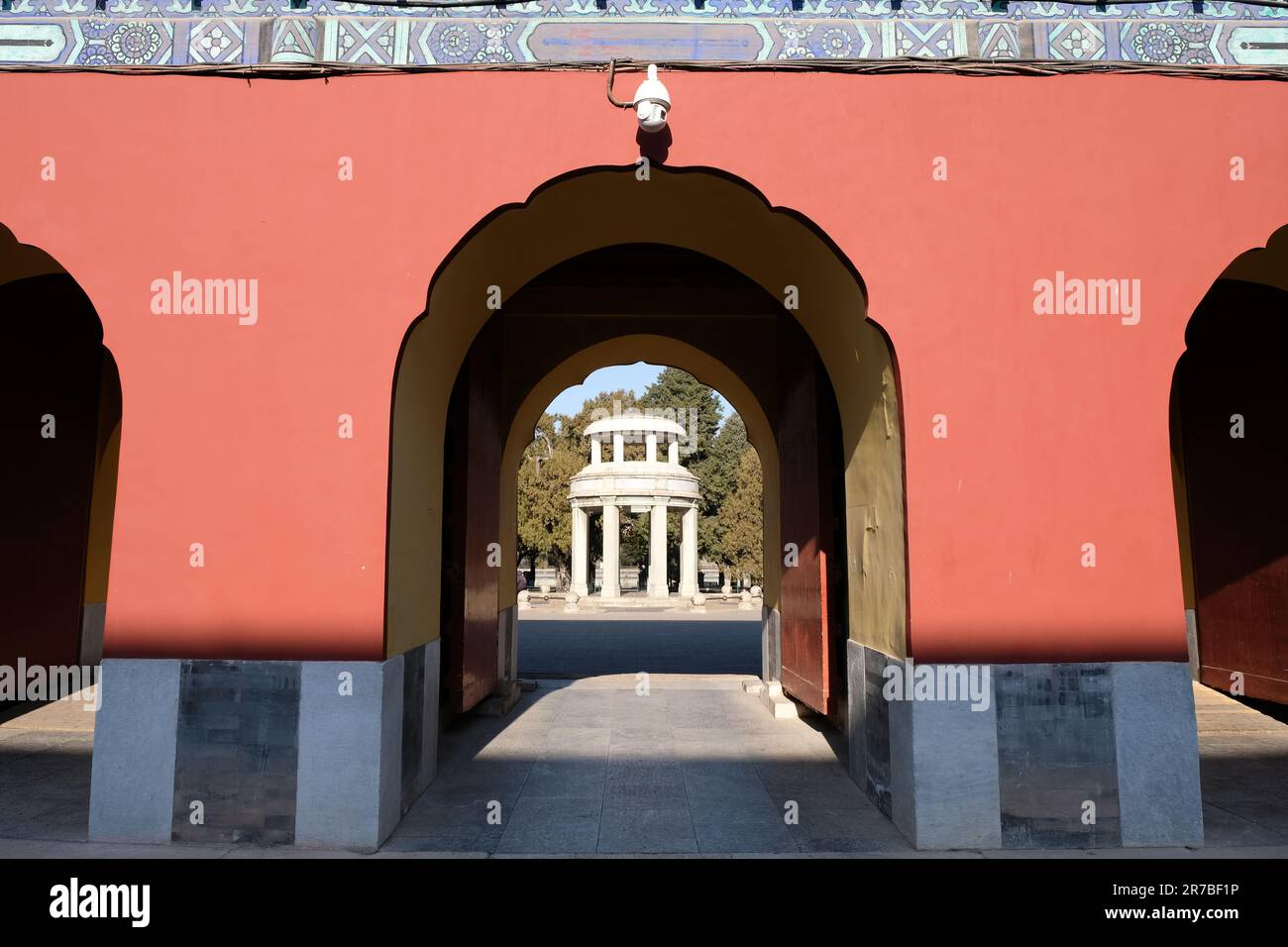 Una struttura architettonica caratterizzata da una serie di archi ad arco e due colonne ornate Foto Stock