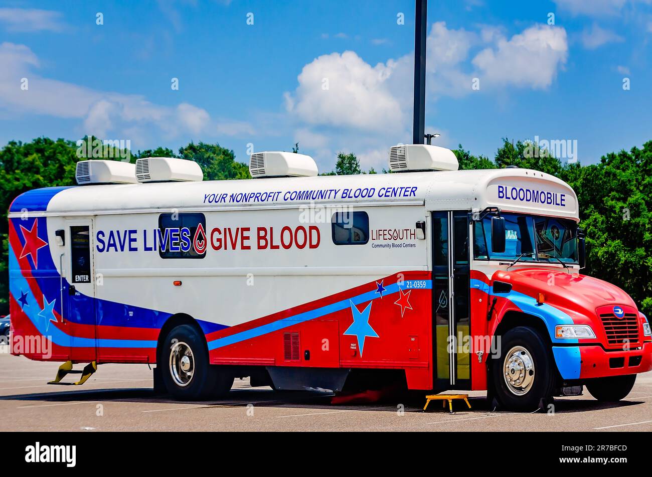 Un centro mobile per la donazione di sangue, comunemente noto come mobile di sangue, è parcheggiato all'esterno di un negozio, il 11 giugno 2023, a Theodore, Alabama. Foto Stock