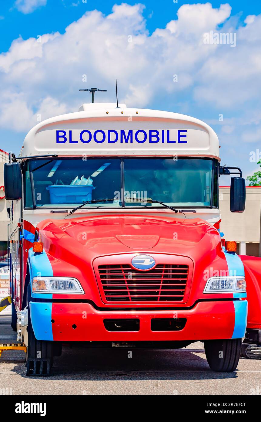 Un centro mobile per la donazione di sangue, comunemente noto come mobile di sangue, è parcheggiato all'esterno di un negozio, il 11 giugno 2023, a Theodore, Alabama. Foto Stock
