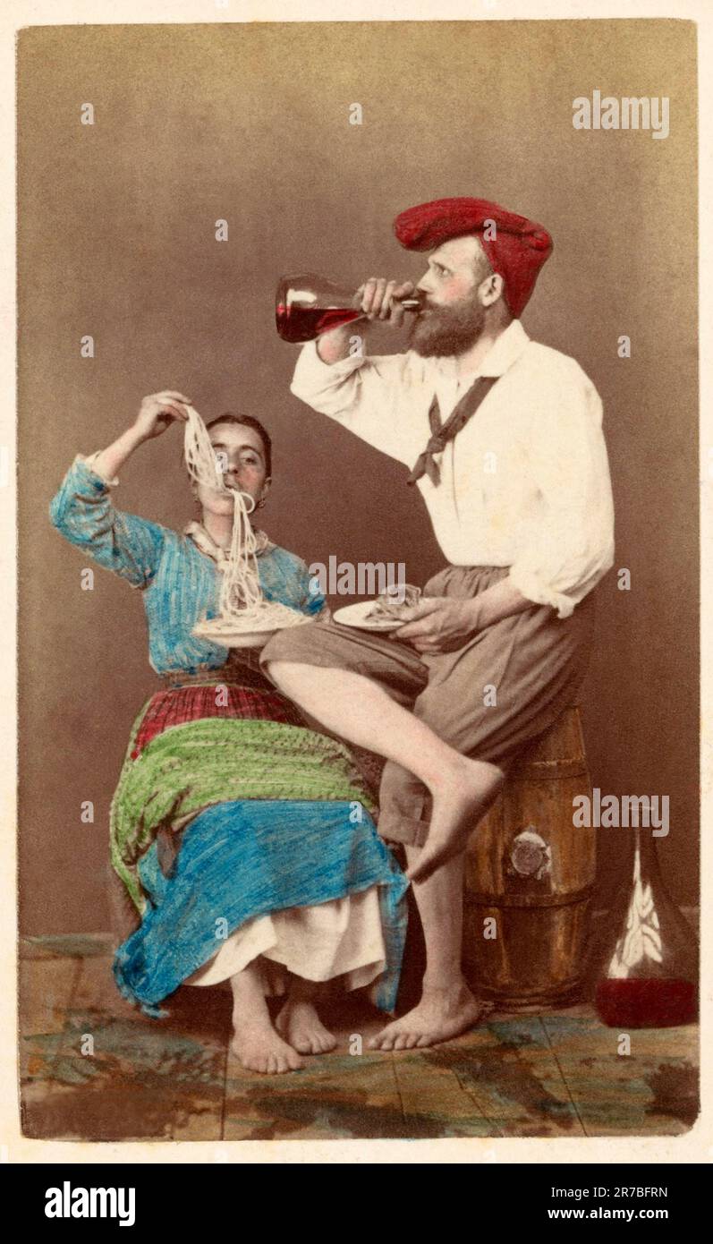 1870 ca, NAPOLI, ITALIA : Un contadino napoletano mangia i maccheroni con le mani (spaghetti) e beve vino . Foto di GIORGIO CONRAD ( 1827 - 1889 ), Napoli . - CIBO - CIBO - FAMA - FAME - FAME - VINO - VINO - ENOLOGIA - PRODOTTI TIPICI GASTRONOMICI - GASTRONOMIA - ENOLOGIA - PRODOTTI GASTRONOMICI TIPICI - GASTRONOMIA - PIEDI NUDI - A PIEDI NUDI - SCALZI - MACCHERONI - PASTA - GLUTINE - GLUTINE - NAPOLI - ITALIA - FOTO STORICHE - STORIA - GEOGRAFIA - GEOGRAFIA - POPOLANI - FOLCLORE - SCENA PITORESCA POPOLARE - PITTORESCO - SCENA PITTORESCA - PESCATORE - FISHE Foto Stock