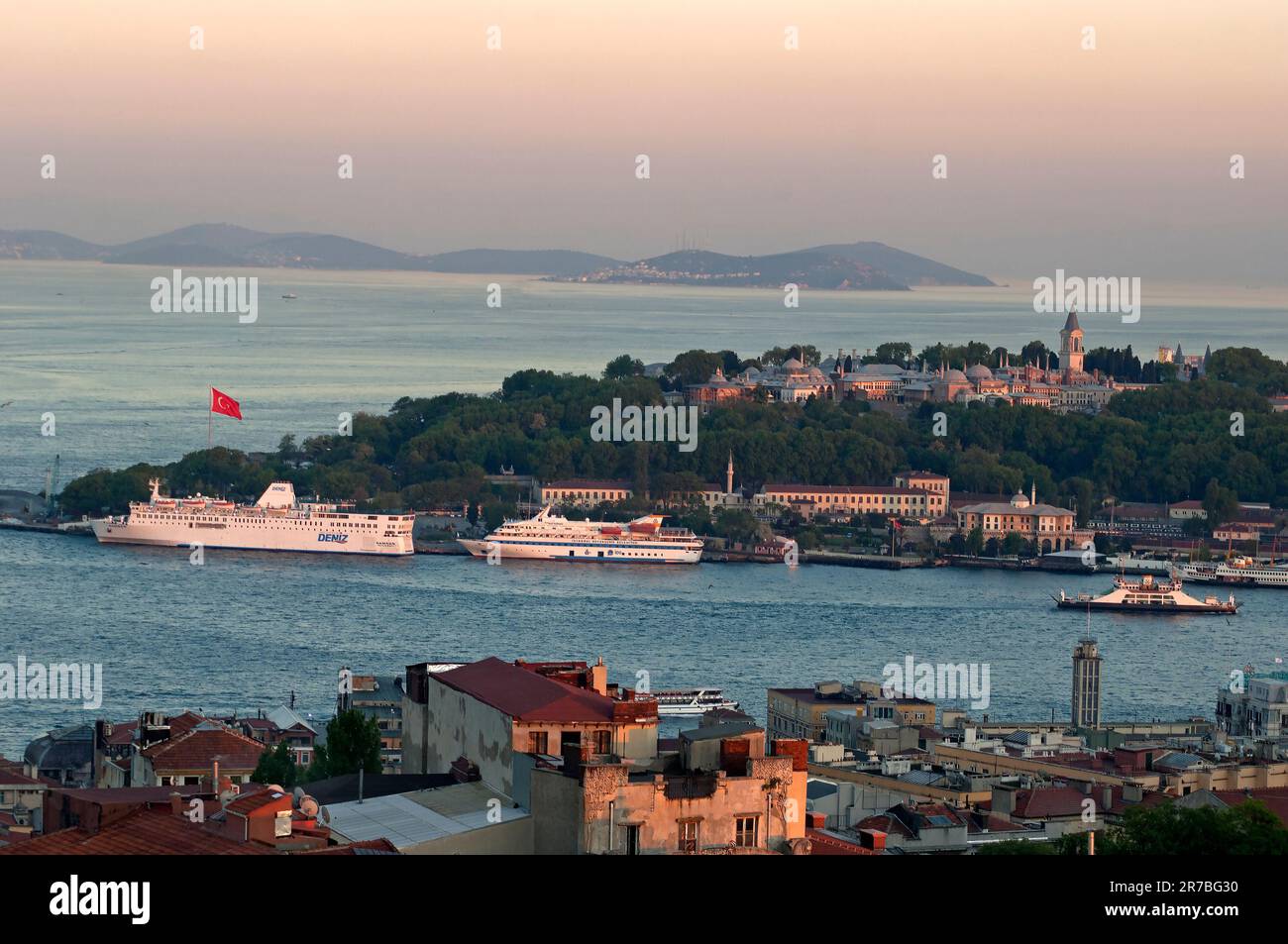 Vista aerea del Palazzo Topkapi con il Corno d'Oro di fronte e il Mare del Bosforo dietro a Istanbul, Turchia Foto Stock