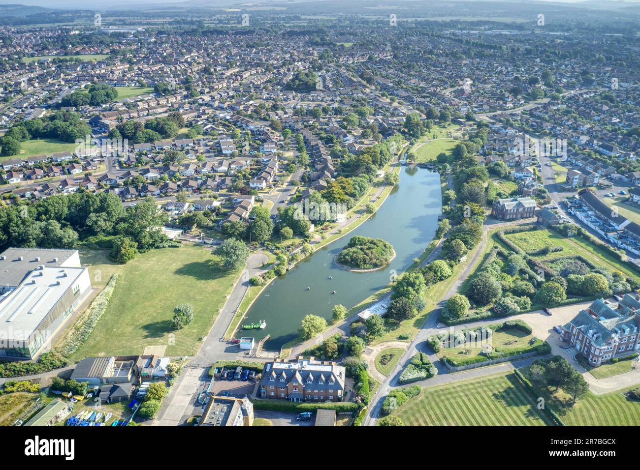 Mewsbrook Park, al confine tra Littlehampton e Rustington, un popolare parco con rifugi Art Deco e un lago per la nautica e la fauna selvatica, foto aeree Foto Stock