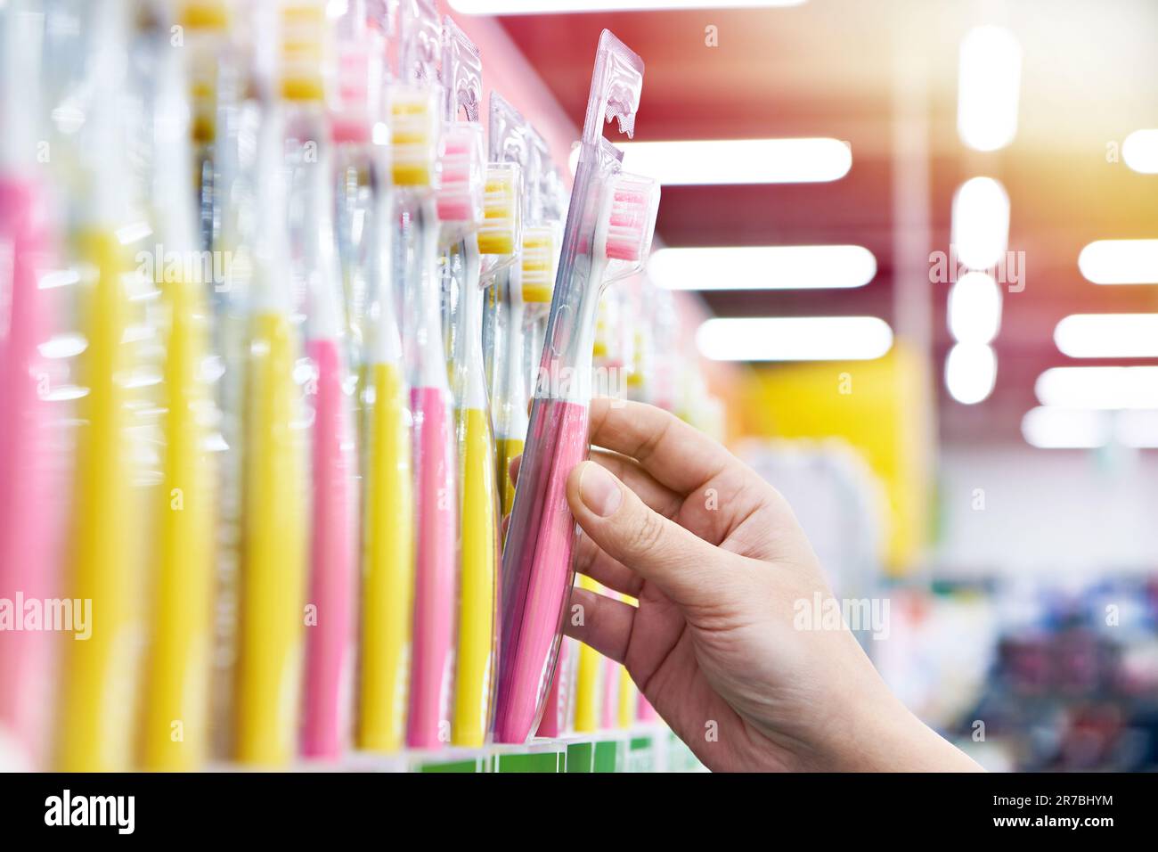 Spazzolino da denti in una confezione in magazzino Foto Stock
