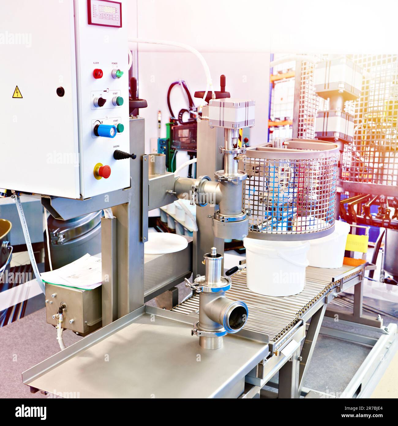 Macchina automatica per il riempimento e il dosaggio di vernici e liquidi Foto Stock