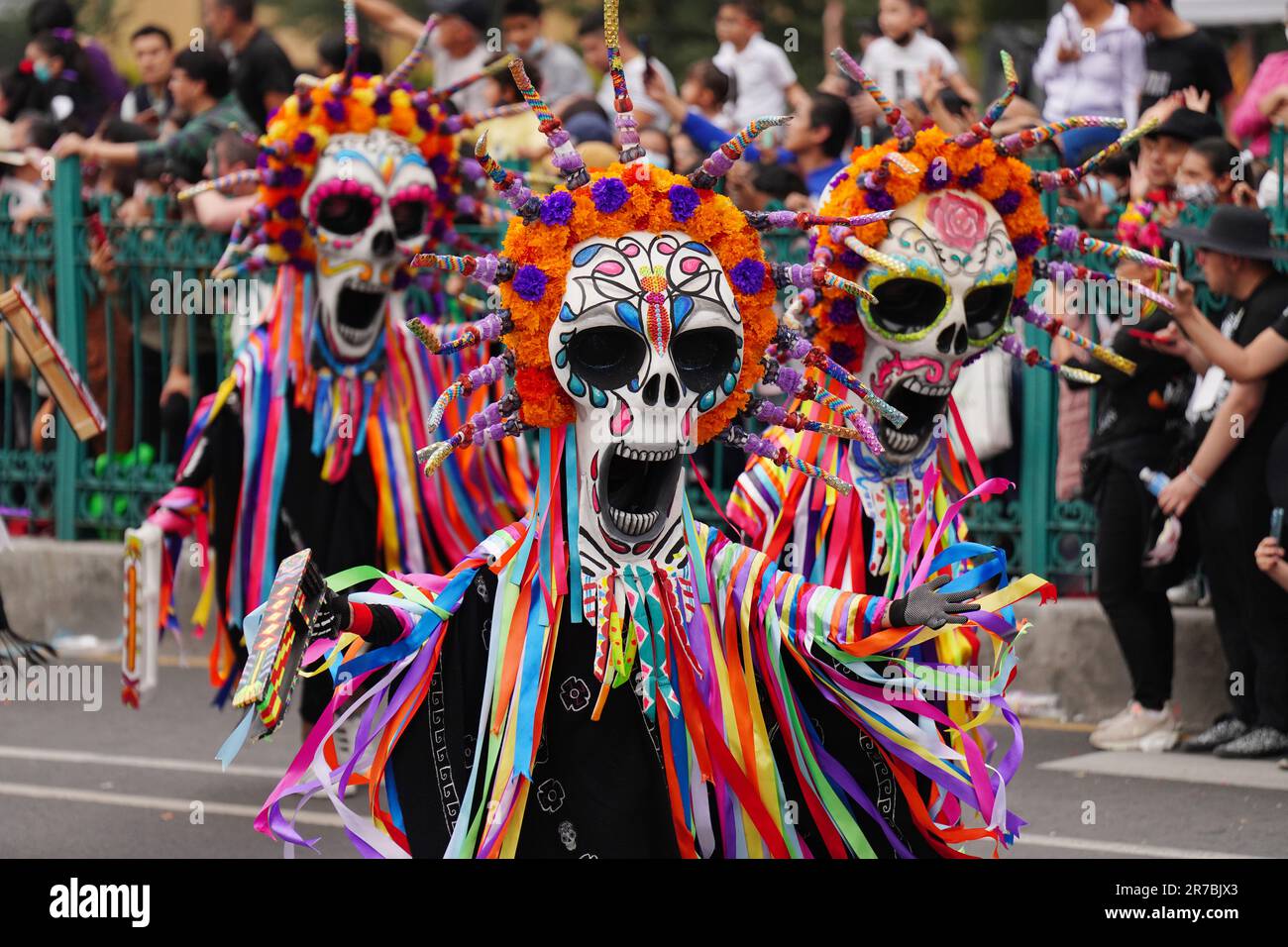 Gli artisti che indossano maschere giganti del cranio ballano lungo la strada durante la Grande Parata dei morti per celebrare la vacanza di dia de los Muertos sul Paseo de la Reforma, 29 ottobre 2022 a Città del Messico. Foto Stock