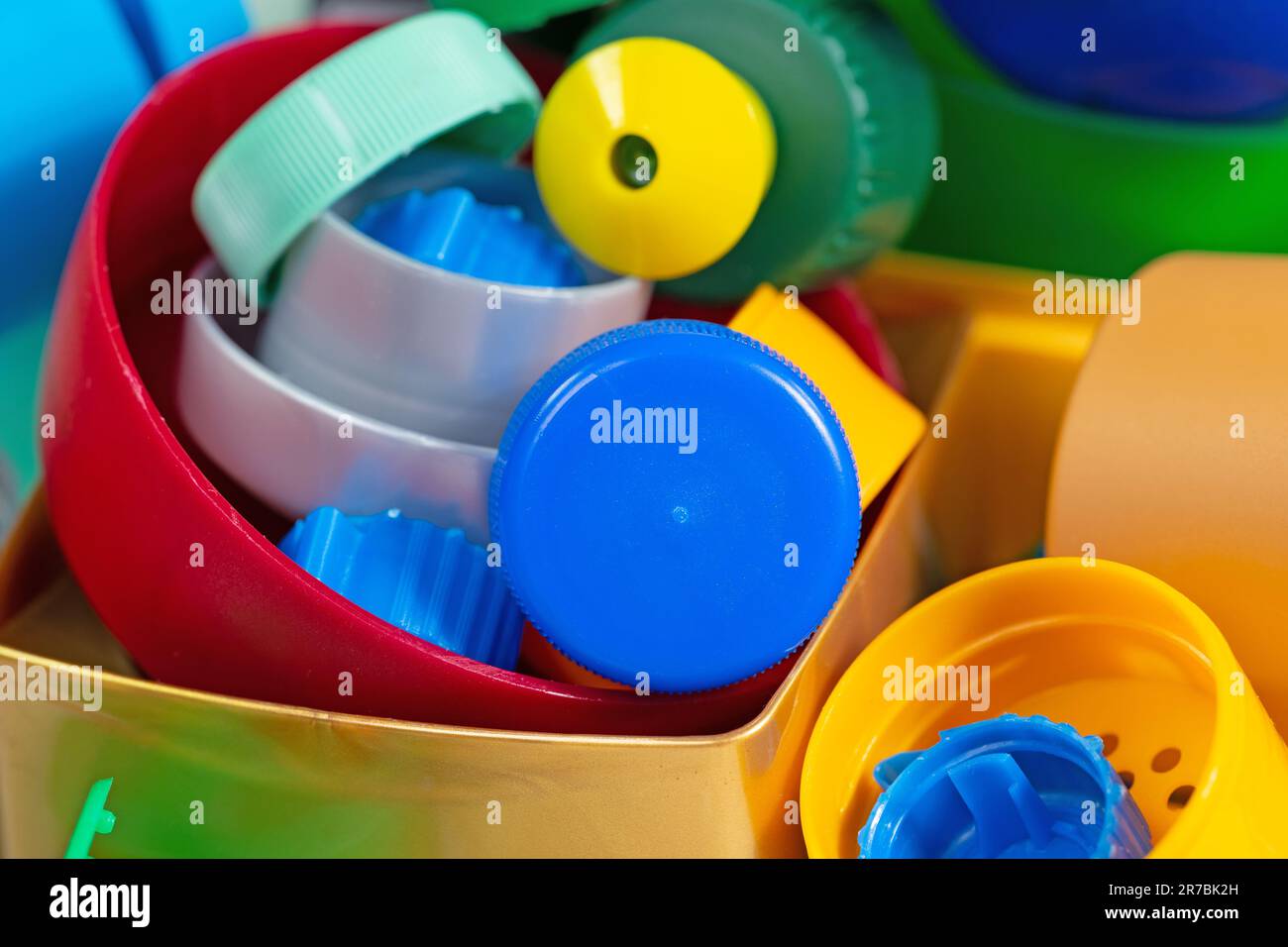 Vari tappi a vite e tappi in plastica per il riciclaggio Foto Stock