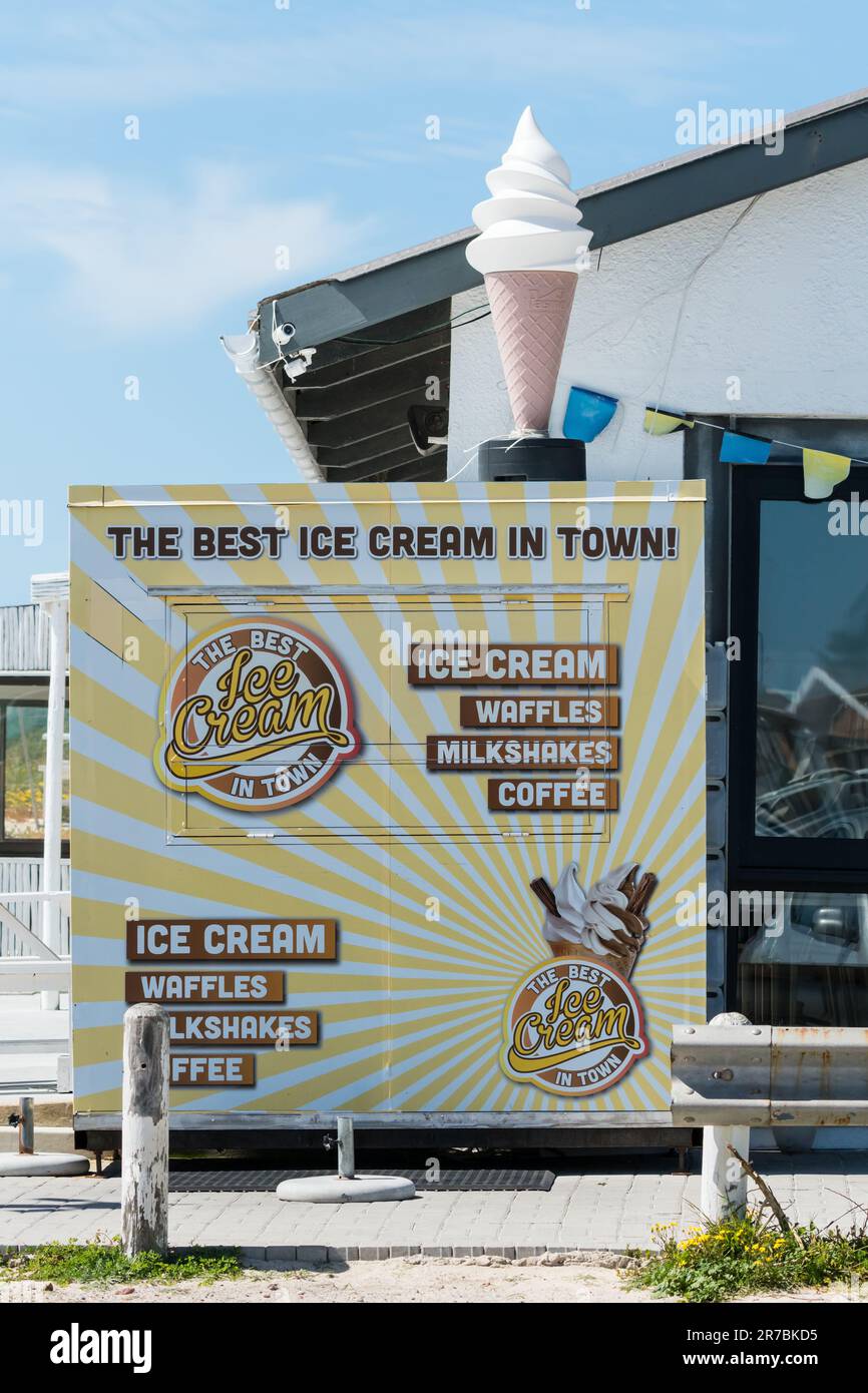 Chiosco pop-up, struttura mobile utilizzata come distributore automatico di bevande per vendere gelati, waffle e milkshake o caffè in viaggio in Sud Africa Foto Stock