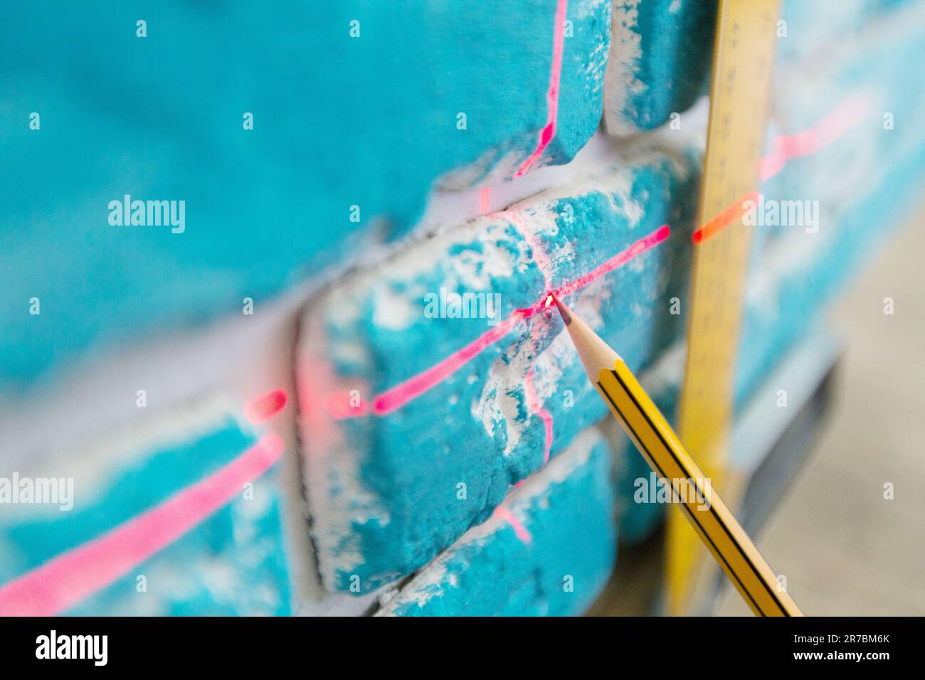 Livello Laser e linee sulla parete Foto Stock