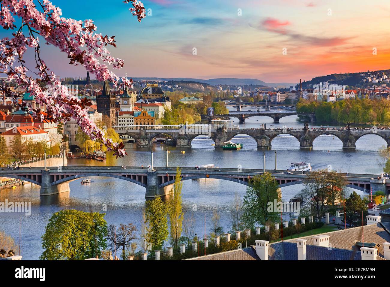Vista su Praga al tramonto di primavera Foto Stock