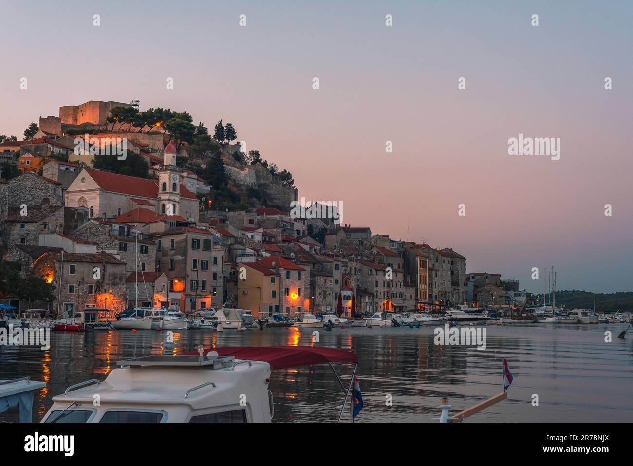 Vista della città vecchia di Sibenik in serata, Dalmazia, Croazia. Foto Stock