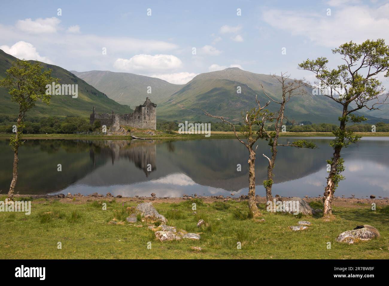 Riflessioni di Kilchurn Castello su Loch Awe Foto Stock