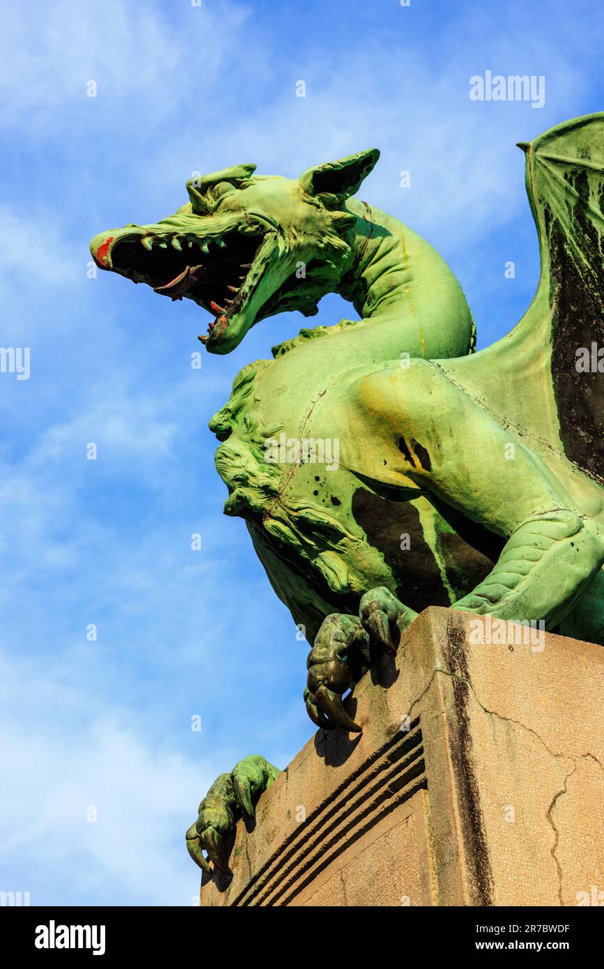 primo piano della statua verde in rame del drago sul ponte da fiaba a lubiana slovenia Foto Stock