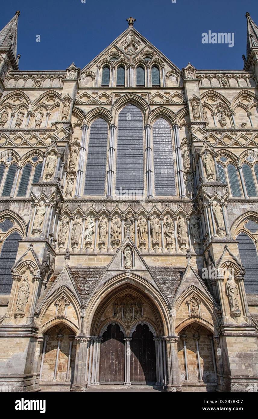 Vista frontale della Cattedrale di Salisbury Foto Stock