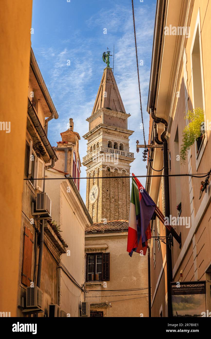 Veduta di una stretta strada nella citta' vecchia di pirano guardando il campanile di St George - una replica del campanile di st Mark Foto Stock