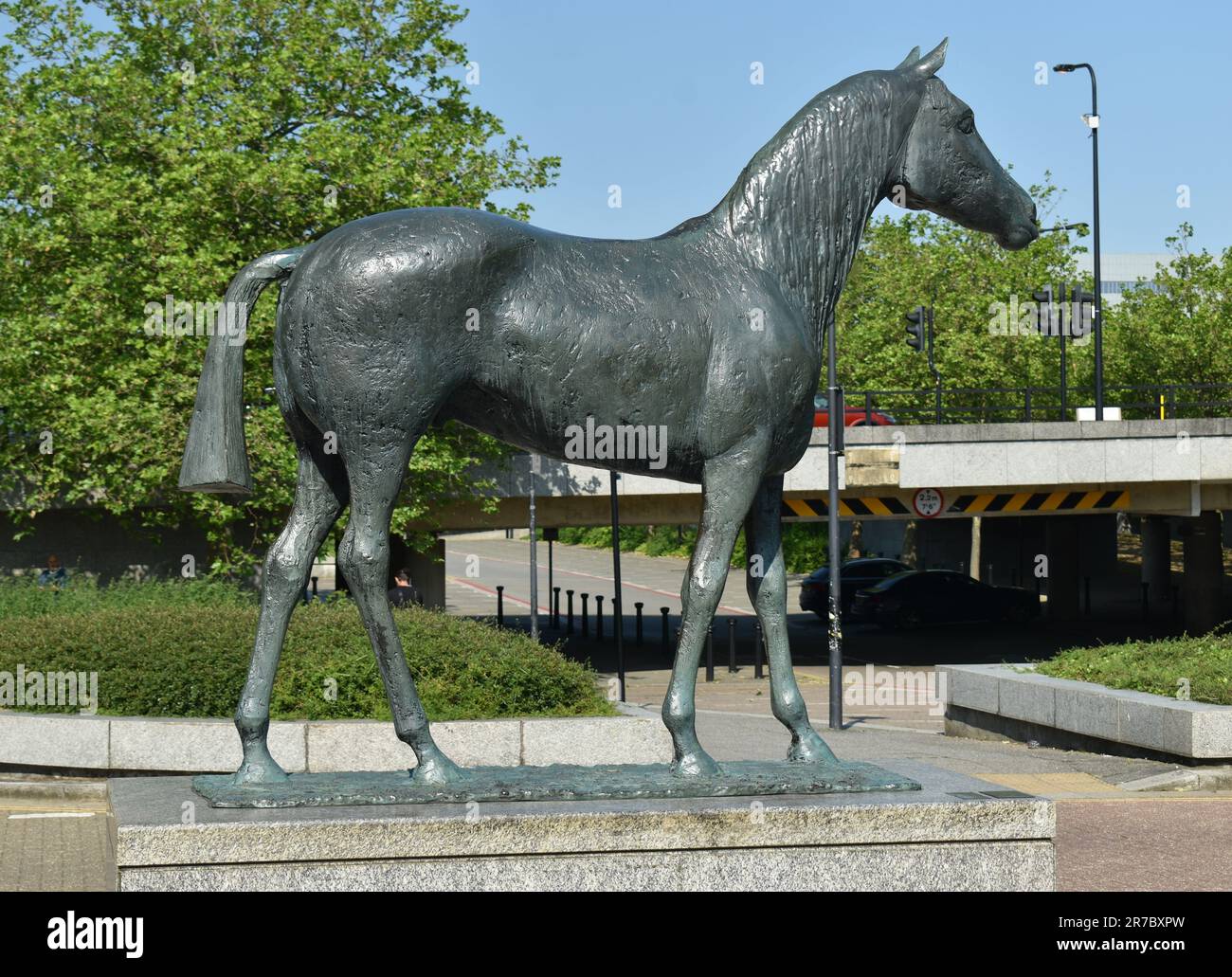 La scultura del Cavallo Nero a Lloyds Court, Milton Keynes. Si tratta di una scultura in bronzo di Elisabeth Frink. Foto Stock