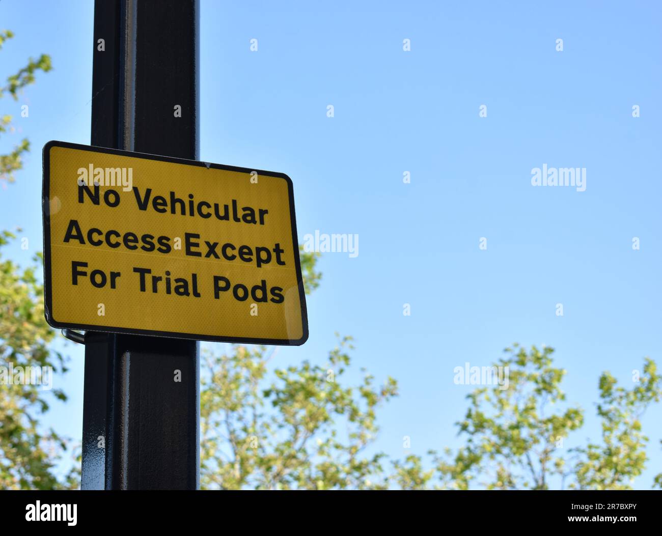 Un avviso: "Nessun accesso veicolare tranne per i pod di prova". Foto Stock