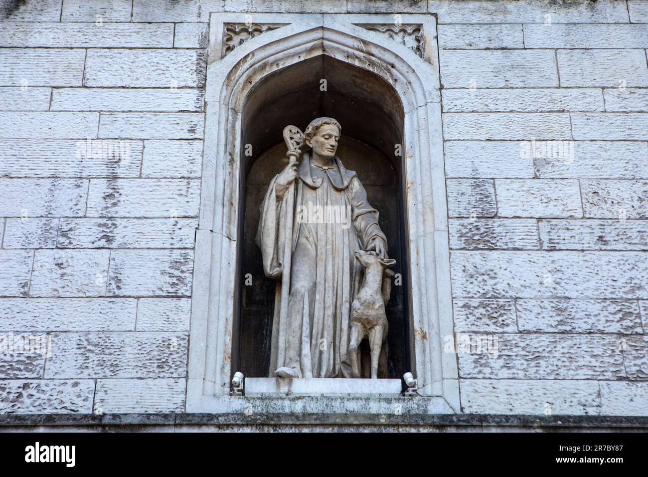 Una statua all'esterno di San Giles Cripplegate chiesa, anche conosciuta come St Giles-senza-Criplegate chiesa nella città di Londra, Regno Unito. Foto Stock
