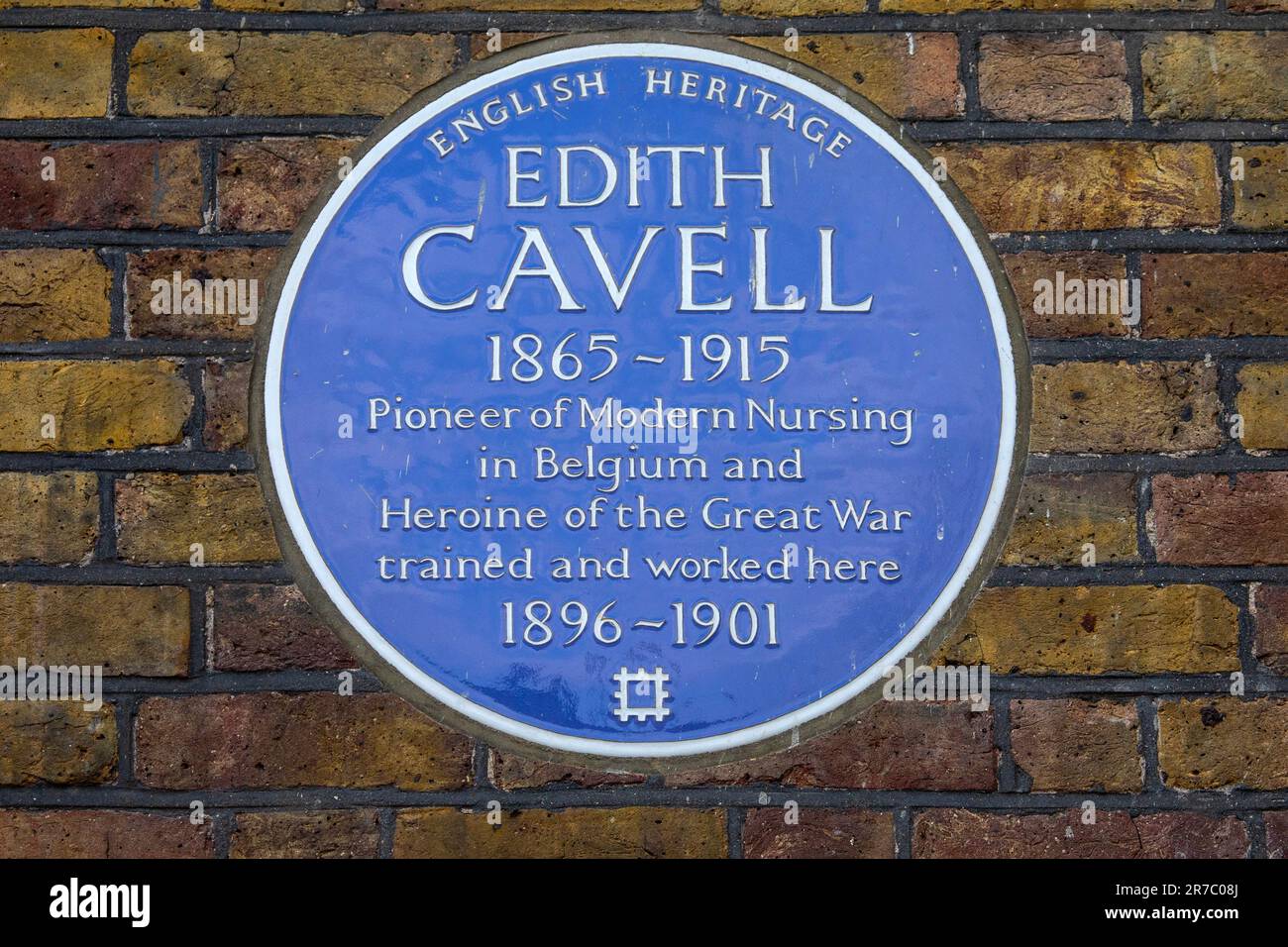 Londra, Regno Unito - Marzo 2nd 2023: Primo piano di una targa blu, su Whitechapel Road, vicino al Royal London Hospital, dedicato al pioniere dell'infermiera Edith Cavell Foto Stock