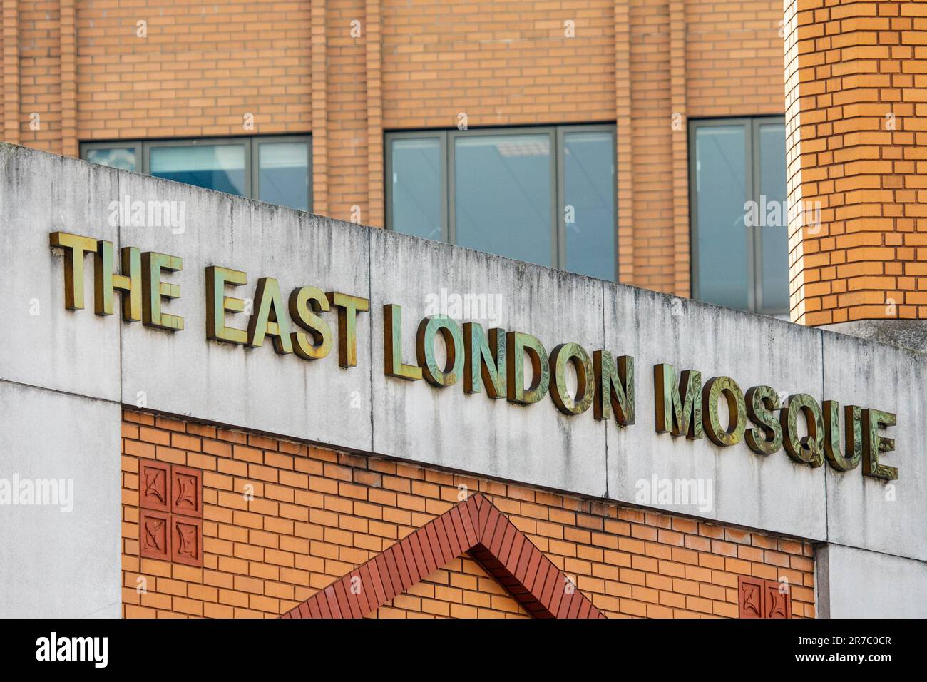 Londra, Regno Unito - Marzo 2nd 2023: Primo piano del cartello sopra l'ingresso della Moschea Est di Londra, situato sulla Whitechapel Road a Londra, Regno Unito. Foto Stock