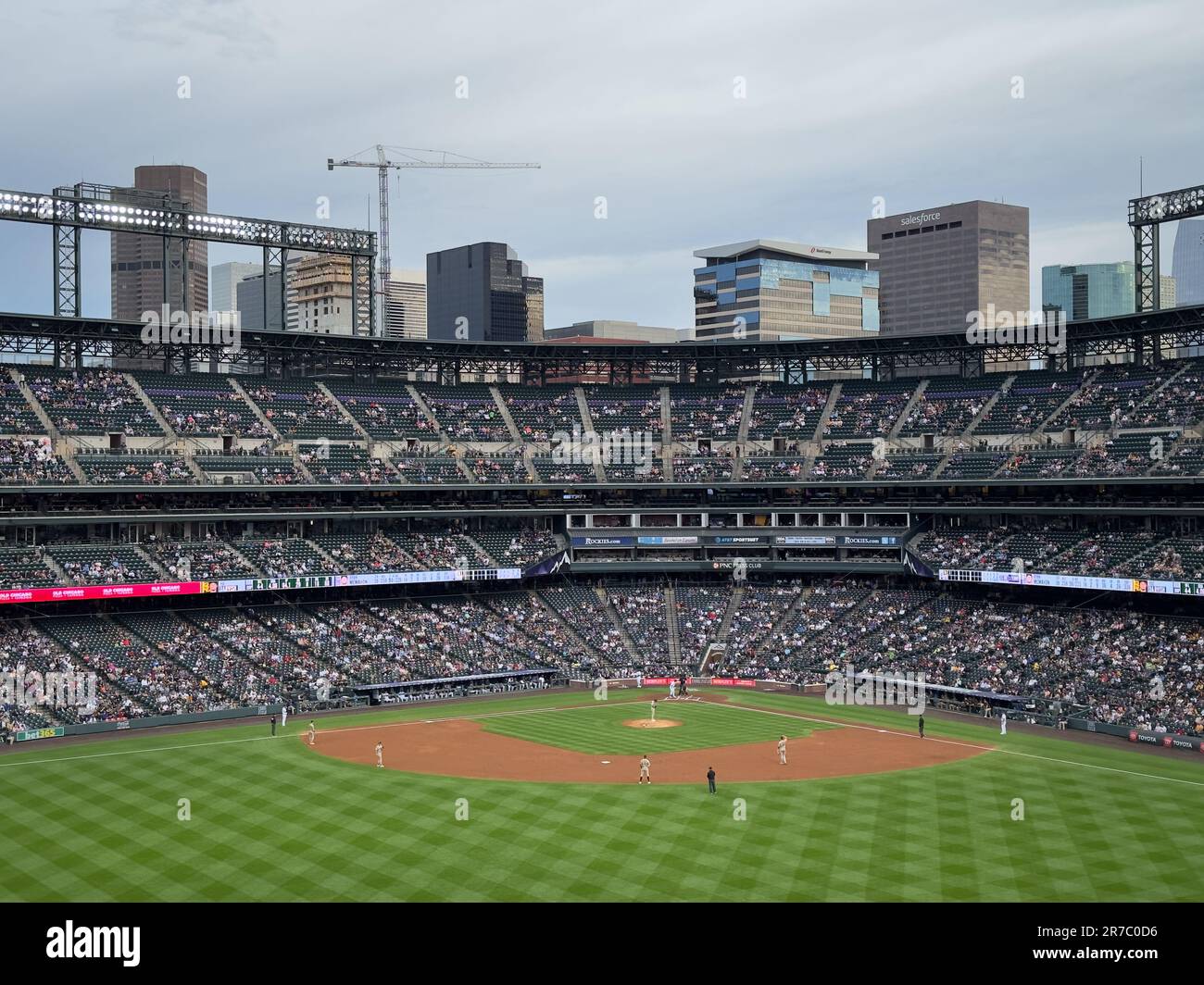 Denver, Colorado/Stati Uniti-9 giugno 2023: Coors Field sede dei Colorado Rockies visto dall'Outfield Foto Stock