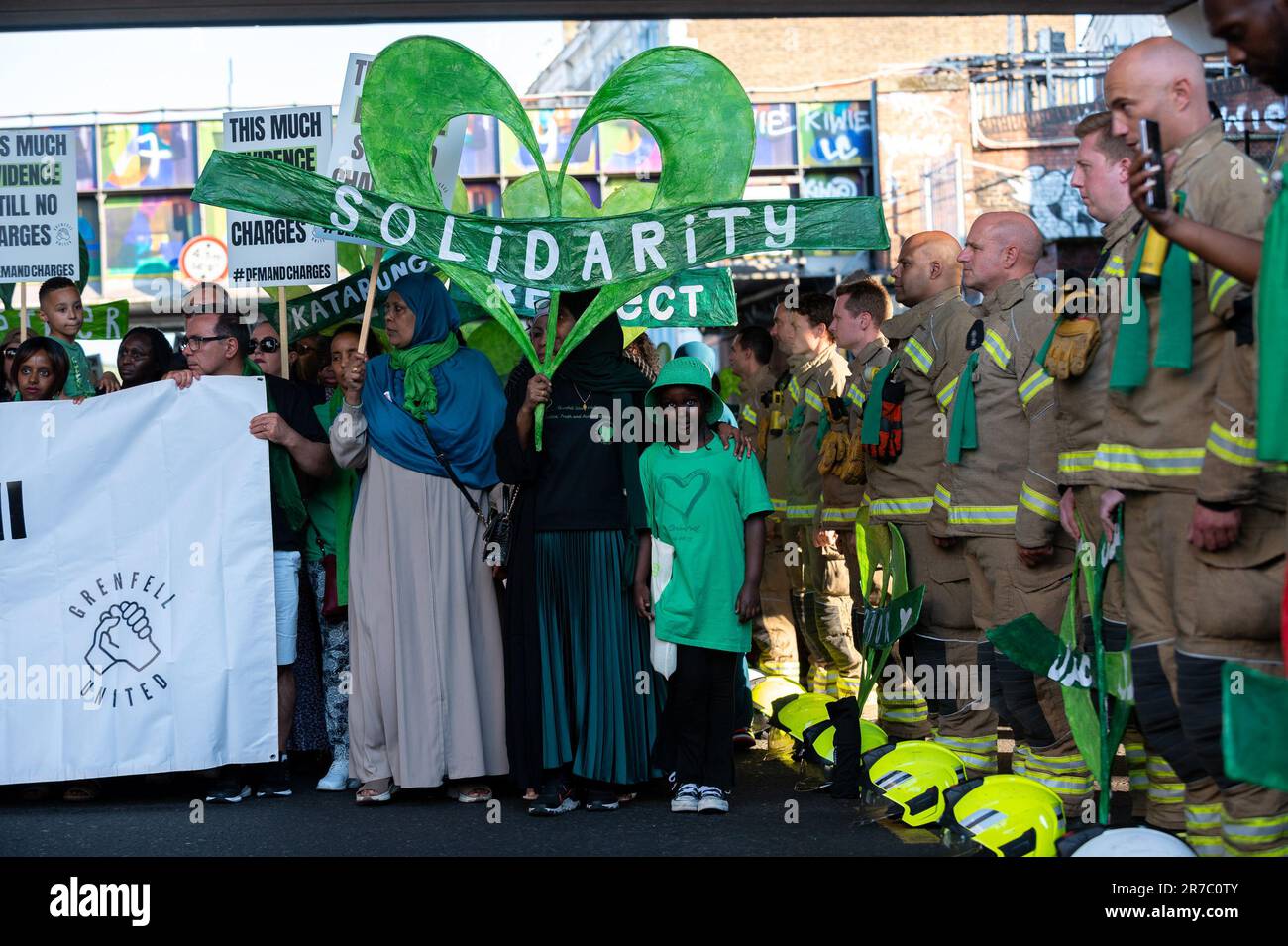 Grenfell Walk, Notting Hill, Londra, Regno Unito, per segnare sei anni da quando un tragico incendio nella Grenfell Tower ha ucciso 72 persone. Qui le famiglie colpite dal fuoco guidano la passeggiata e la gente ringrazia i vigili del fuoco, con una donna che grida: "Tu hai salvato la mia vita, tu mi hai salvato". C'è rabbia che non ci sia stata giustizia e nessuna risoluzione all'inchiesta. Centinaia di persone camminarono in silenzio in onore dei morti. Foto Stock