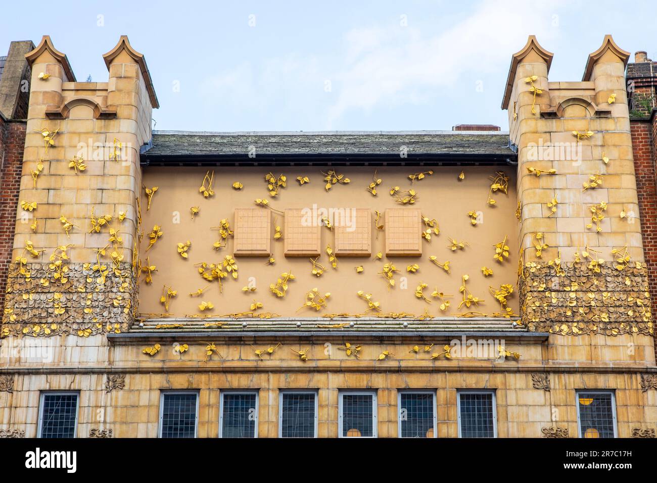 Primo piano delle sculture dorate in foglia d'oro all'esterno della Whitechapel Gallery di Londra, Regno Unito. Foto Stock